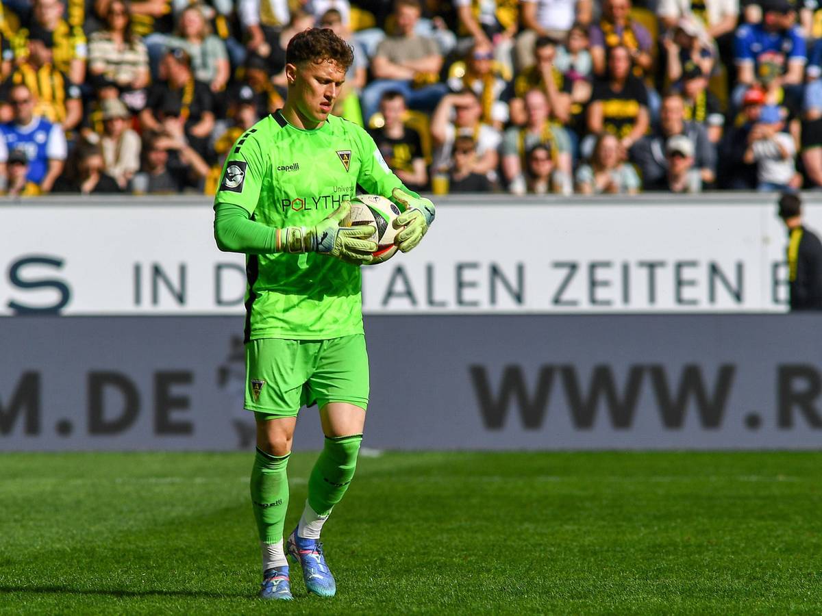 Jan Olschowsky schaut im Aachen-Trikot etwas gequält.
