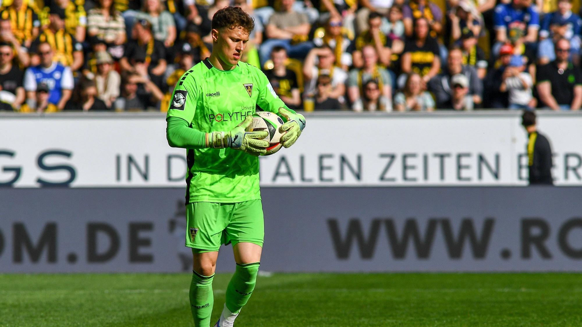 Jan Olschowsky schaut im Aachen-Trikot etwas gequält.