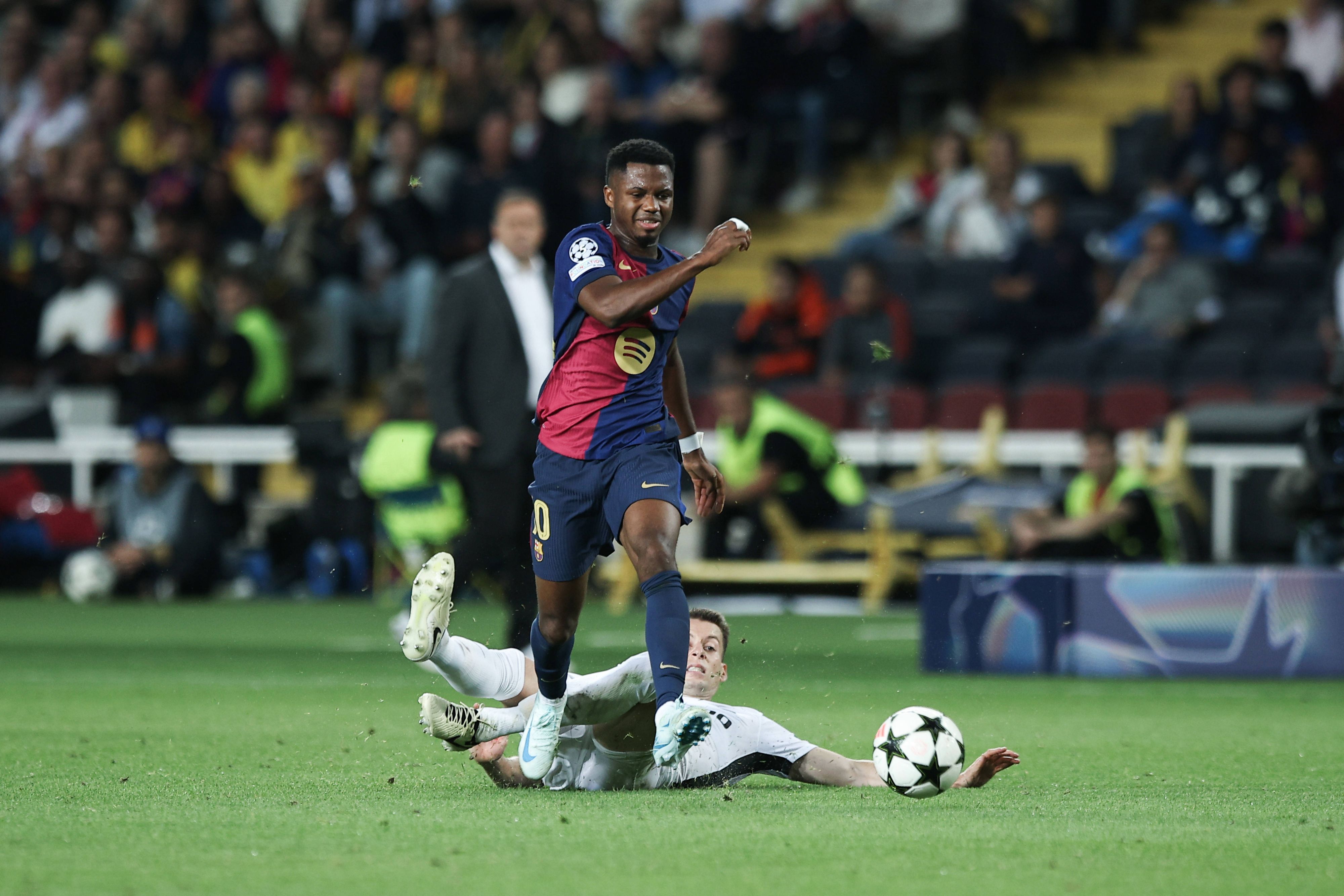 Ansu Fati sprintet mit dem Ball, ein Gegenspieler liegt hinter ihm am Boden.