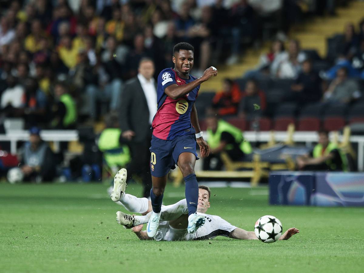 Ansu Fati sprintet mit dem Ball, ein Gegenspieler liegt hinter ihm am Boden.