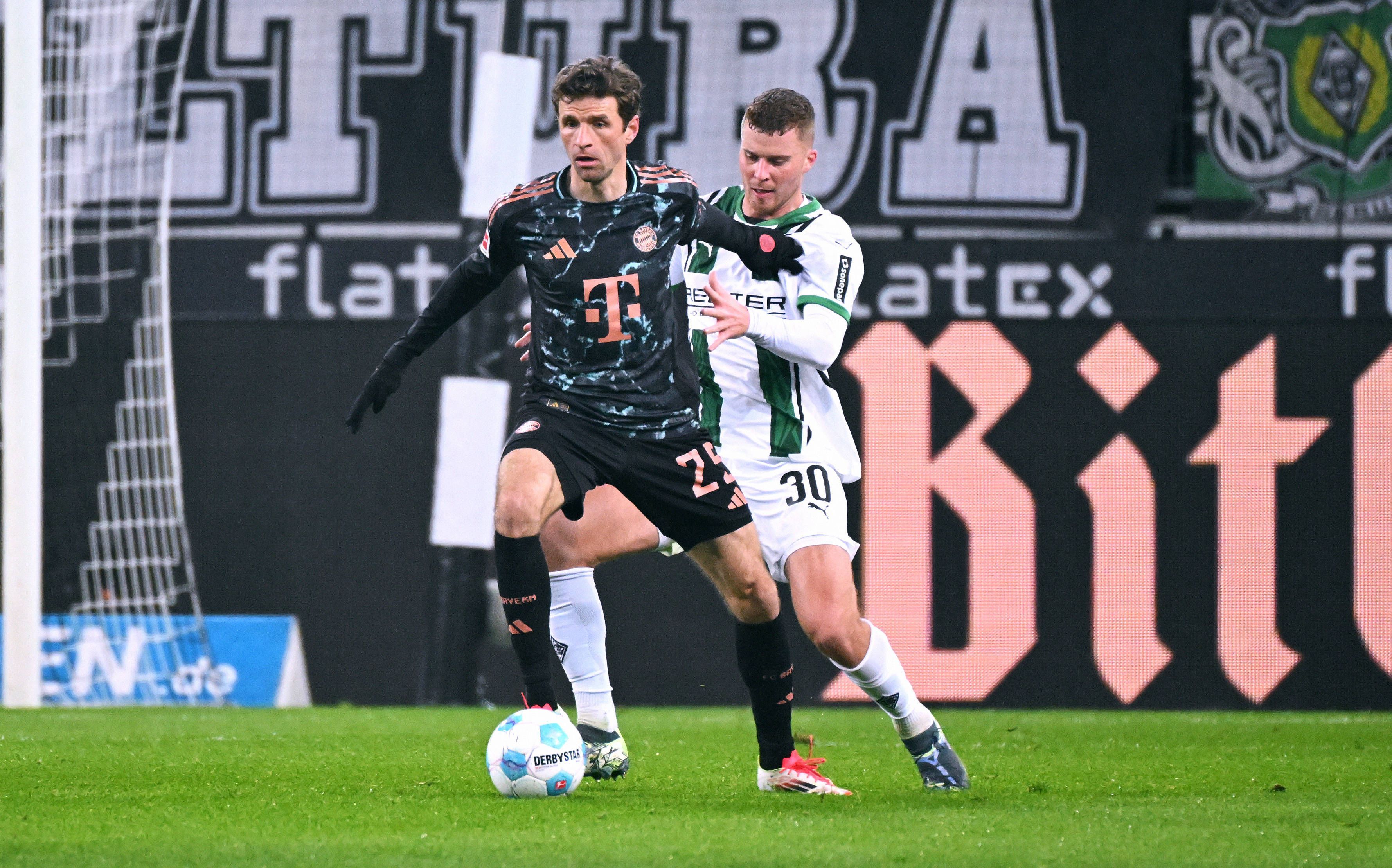 Thomas Müller behauptet den Ball gegen Nico Elvedi.