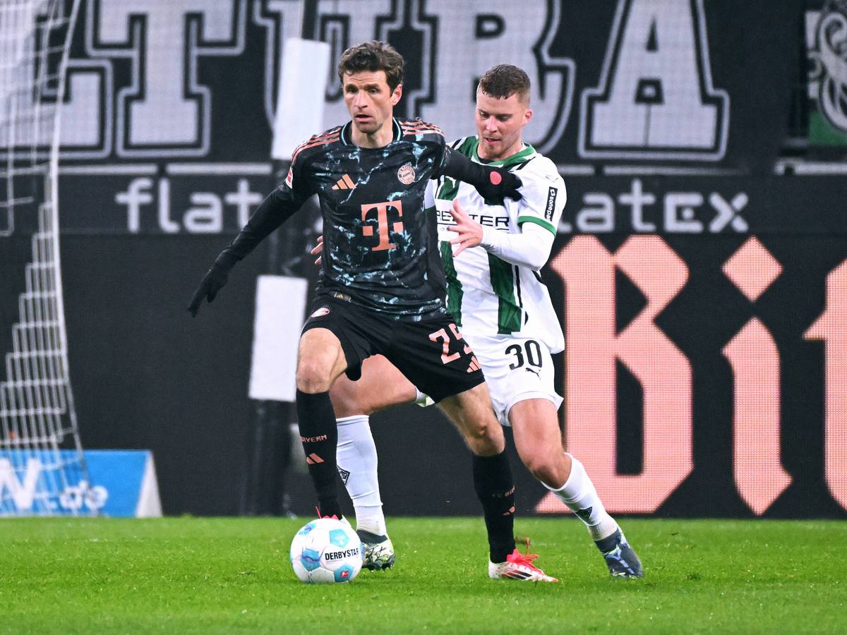 Thomas Müller behauptet den Ball gegen Nico Elvedi.