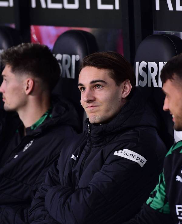Florian Neuhaus sitzt beim Duell gegen FSV Mainz 05 am 7. März 2025 auf der Bank.