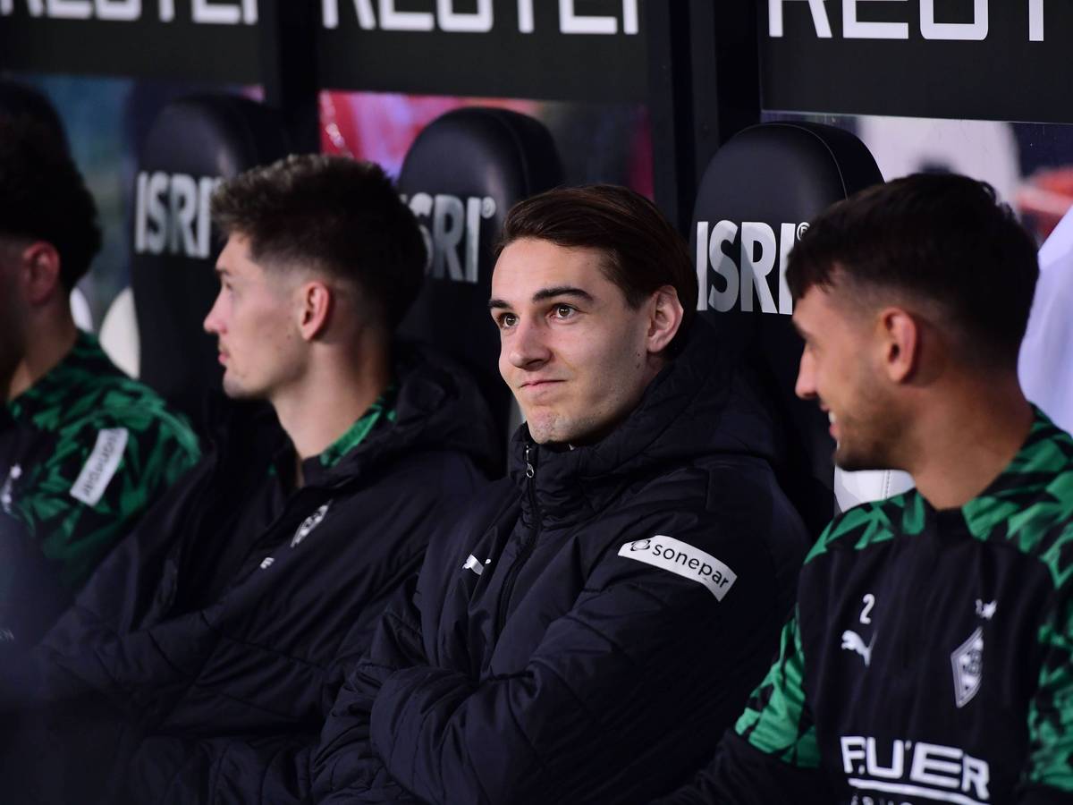 Florian Neuhaus sitzt beim Duell gegen FSV Mainz 05 am 7. März 2025 auf der Bank.