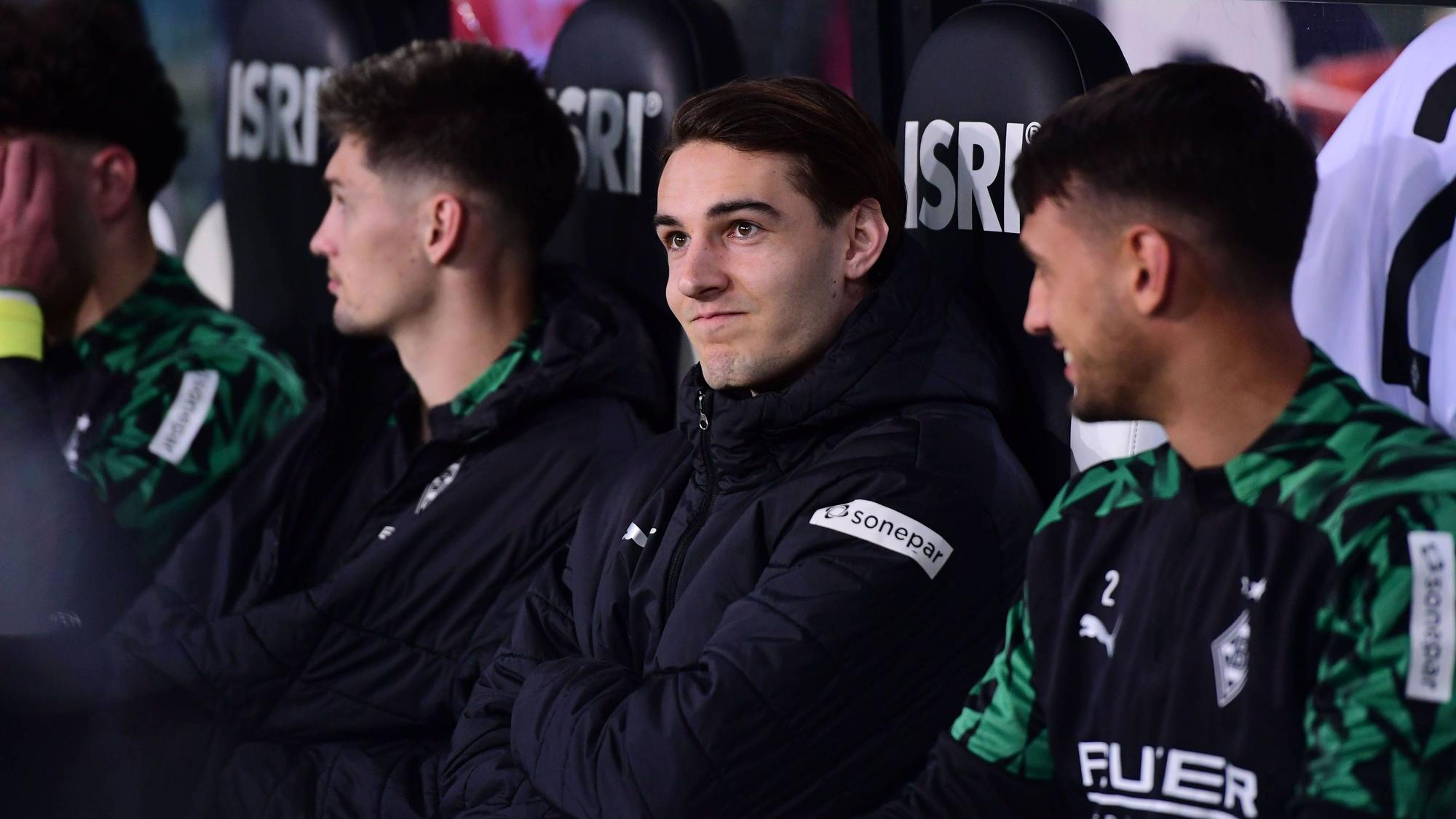 Florian Neuhaus sitzt beim Duell gegen FSV Mainz 05 am 7. März 2025 auf der Bank.