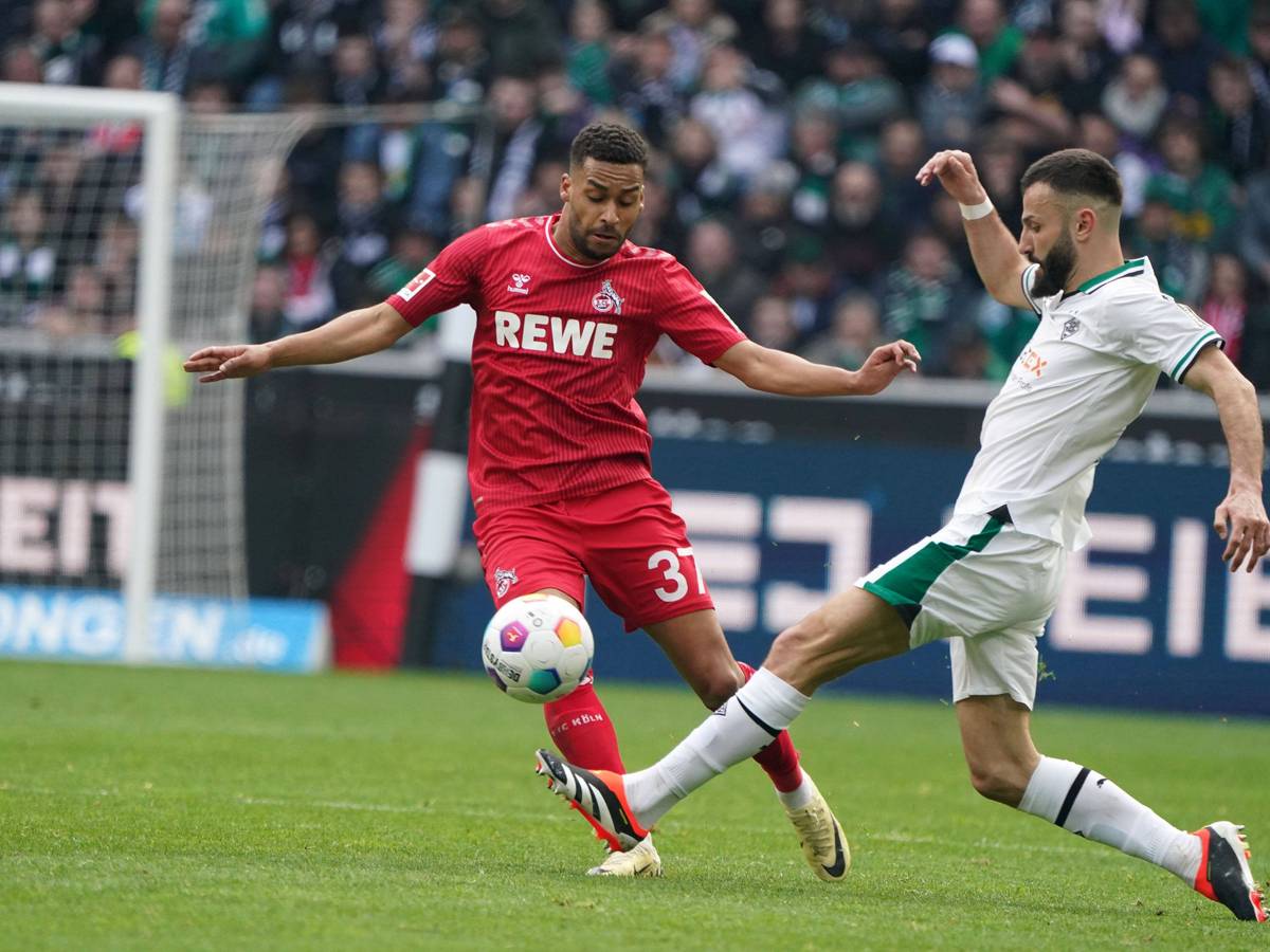 Linton Maina lupft den Ball über Franck Honorats Bein.
