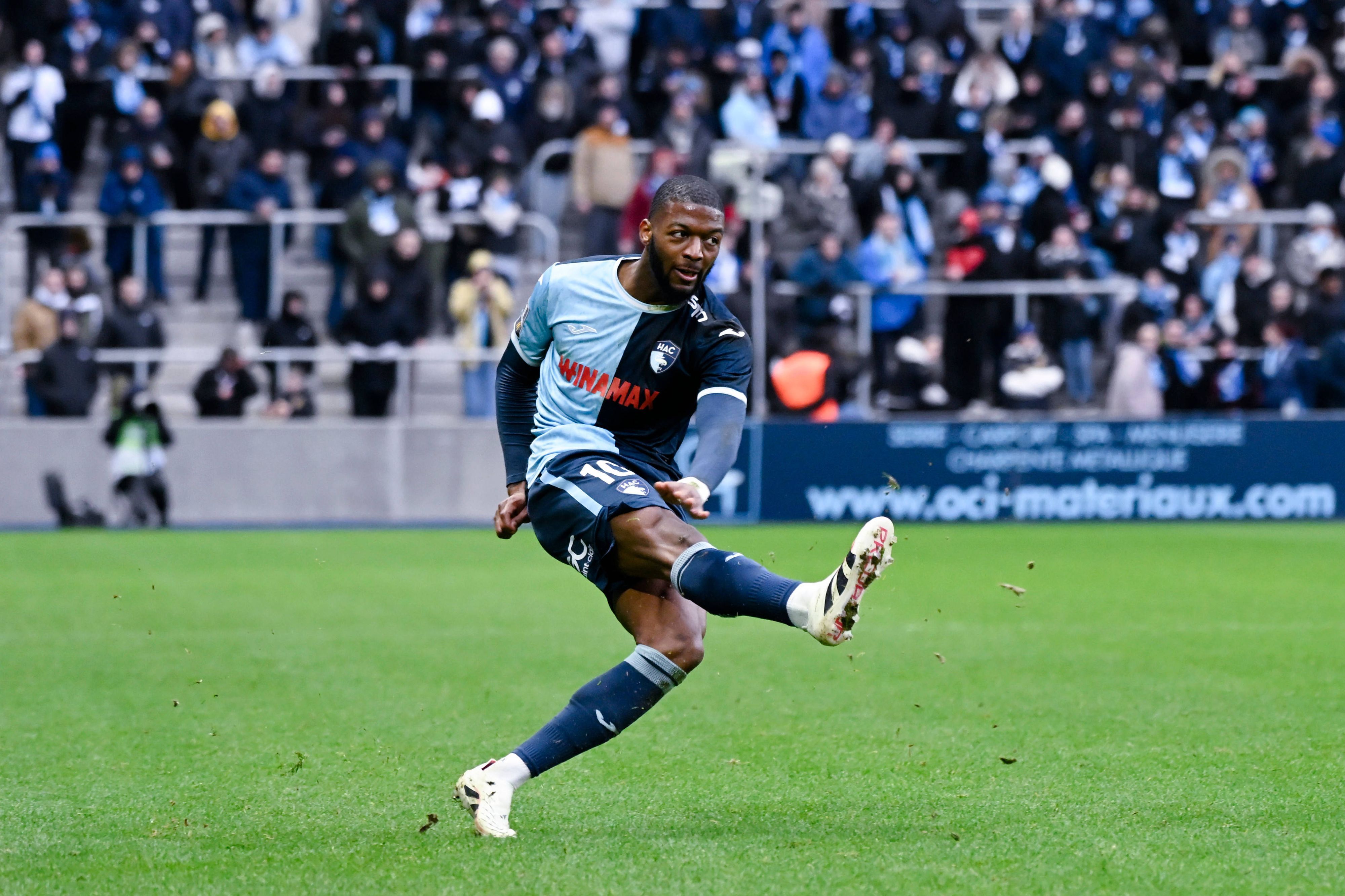 Josué Casimir schlägt einen Ball in den Strafraum.