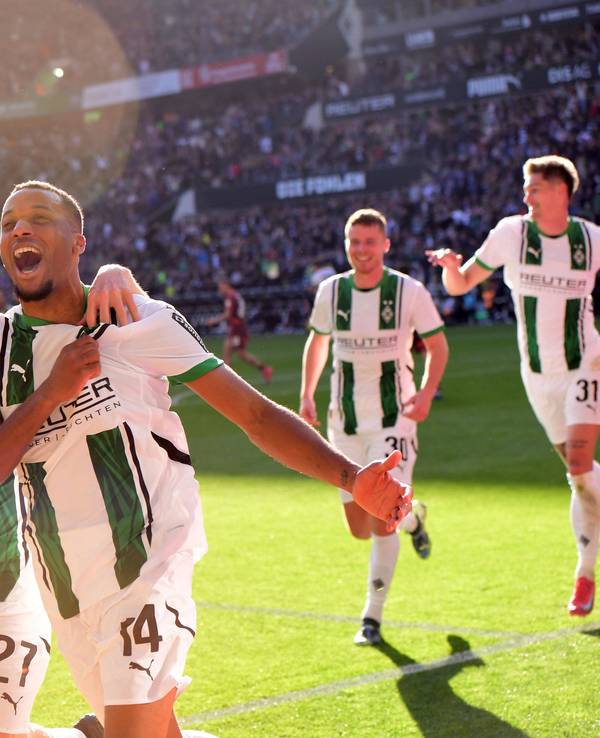 Rocco Reitz (l.) und Alassane Plea (r.) jubeln nach dem Tor zum 1:0 am 29. März 2025 gegen RB Leipzig.