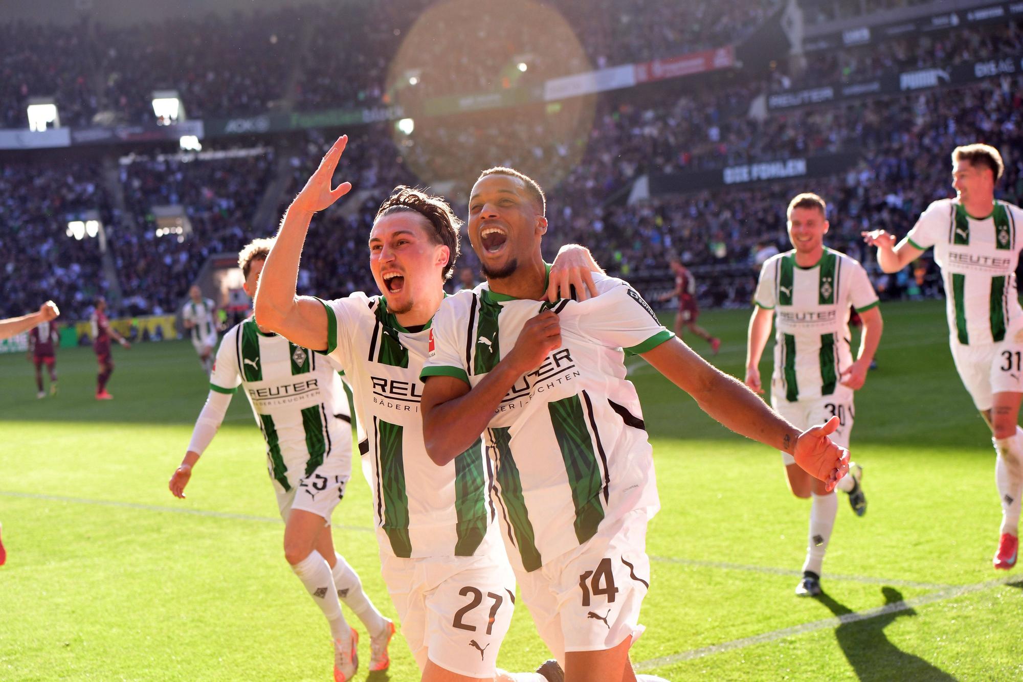 Rocco Reitz (l.) und Alassane Plea (r.) jubeln nach dem Tor zum 1:0 am 29. März 2025 gegen RB Leipzig.