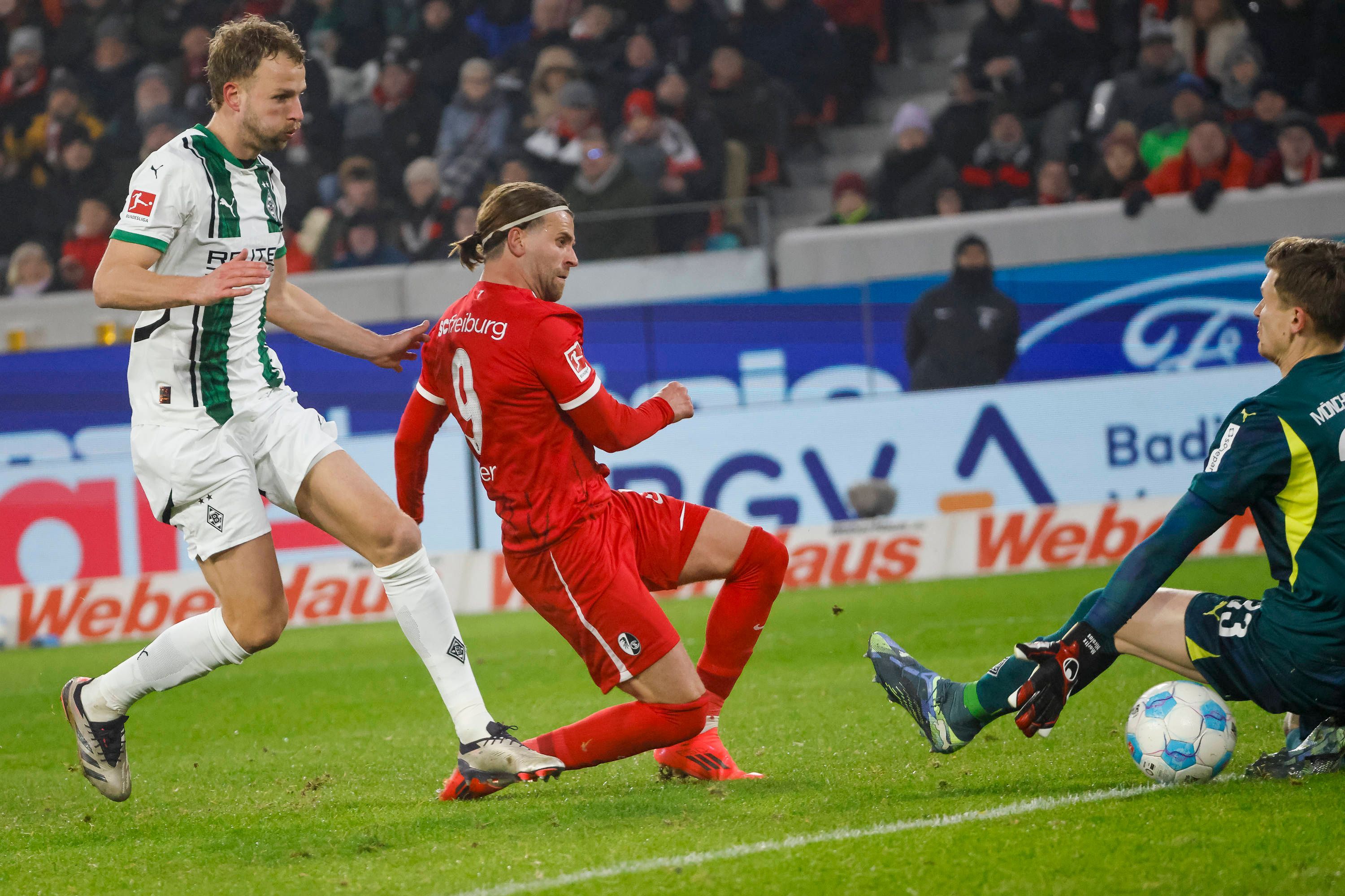 In der Hinrunde am 30. November 2024 hatten die Fohlen wenig gegen Freiburg auszurichten. Hier netzt Lucas Höler zum Endstand von 1:3 ein.