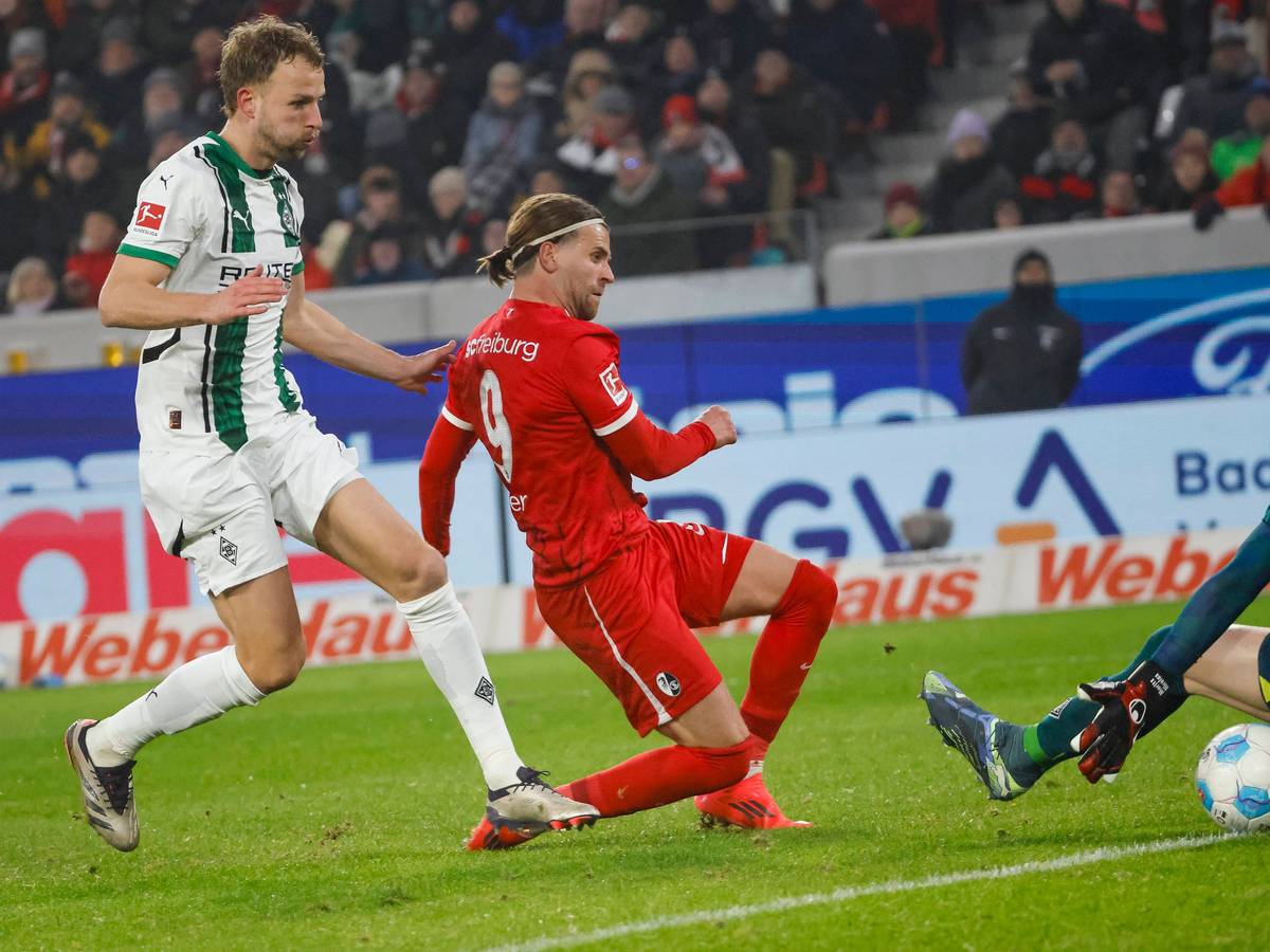 In der Hinrunde am 30. November 2024 hatten die Fohlen wenig gegen Freiburg auszurichten. Hier netzt Lucas Höler zum Endstand von 1:3 ein.