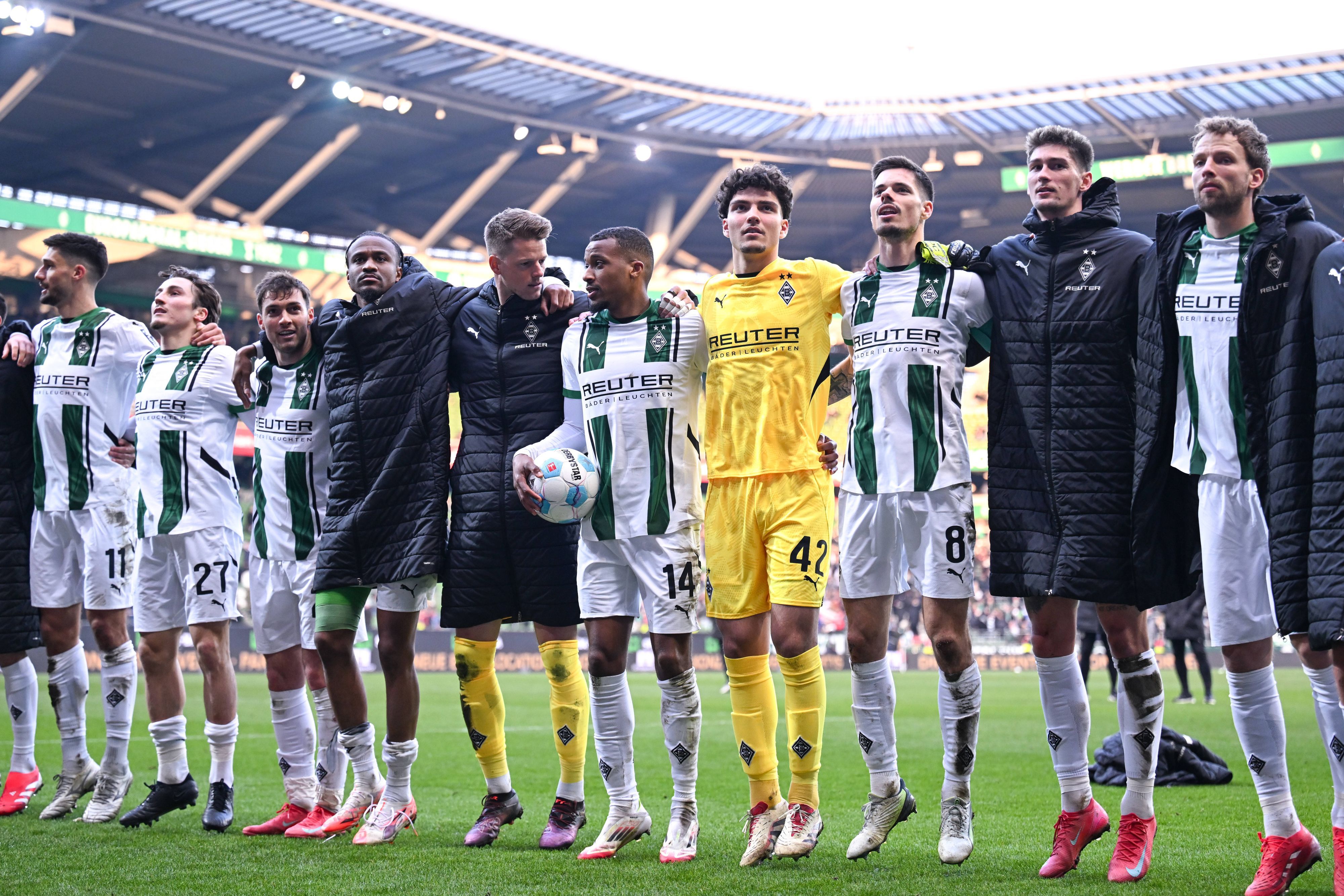 Spieler von Borussia Mönchengladbach feiern den Sieg gegen Werder Bremen mit den Fans.
