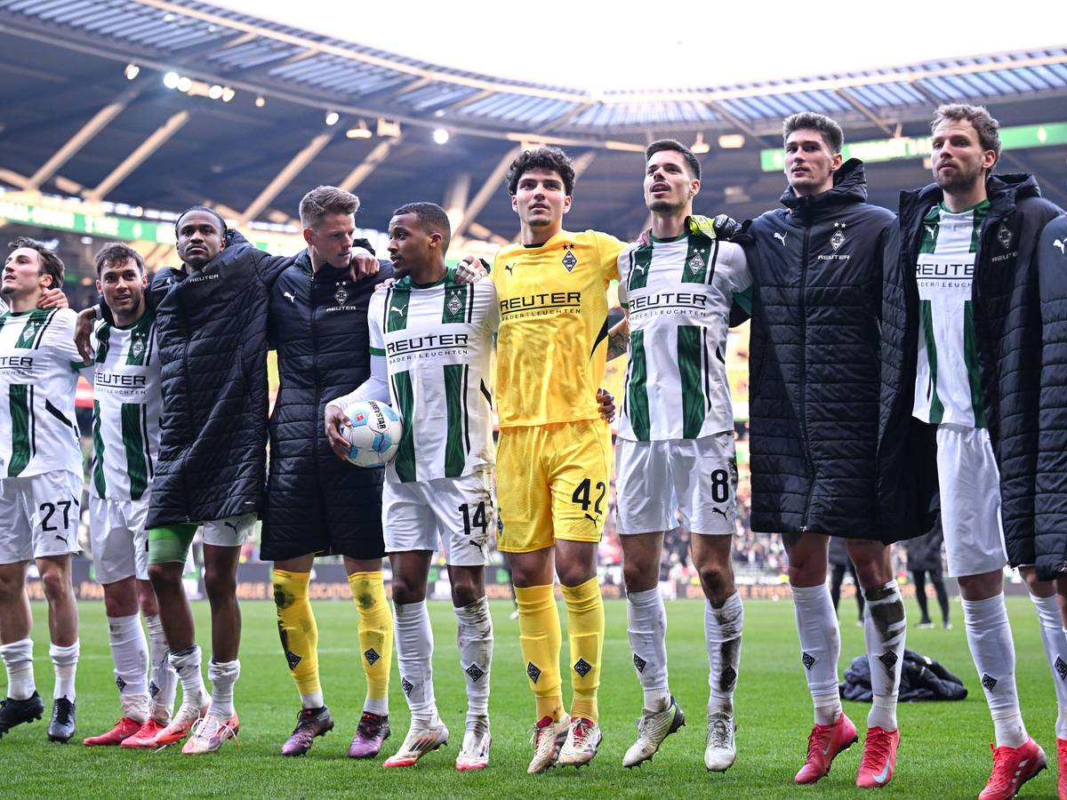 Spieler von Borussia Mönchengladbach feiern den Sieg gegen Werder Bremen mit den Fans.