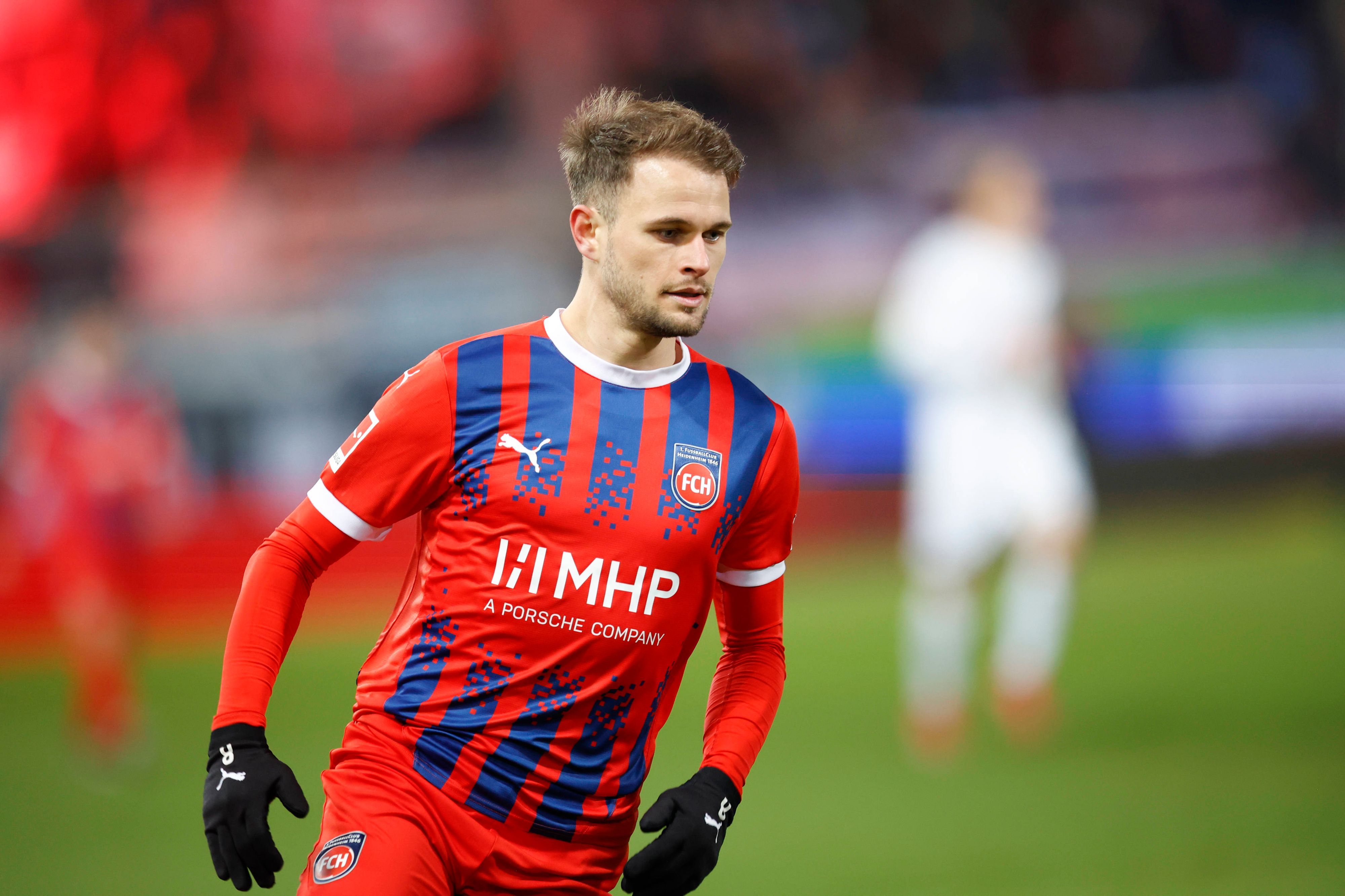 Leo Scienza im Heidenheim-Trikot auf dem Platz.