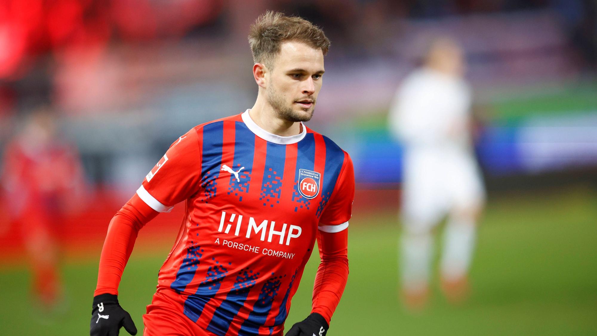 Leo Scienza im Heidenheim-Trikot auf dem Platz.