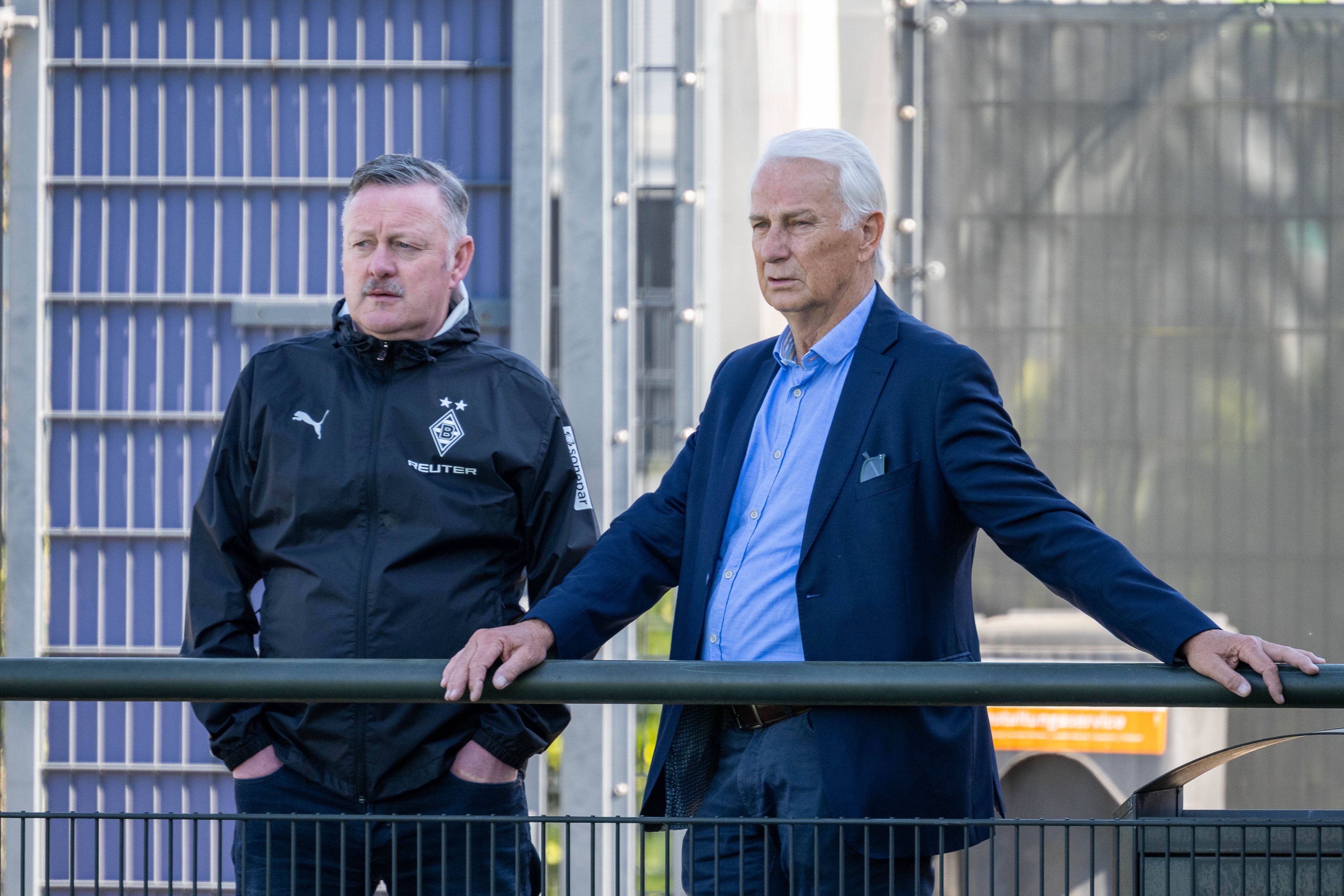 Roland Virkus und Rainer Bonhof beobachten ein öffentliches Training.