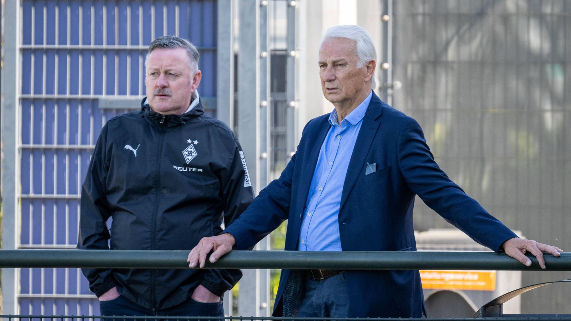 Roland Virkus und Rainer Bonhof beobachten ein öffentliches Training.