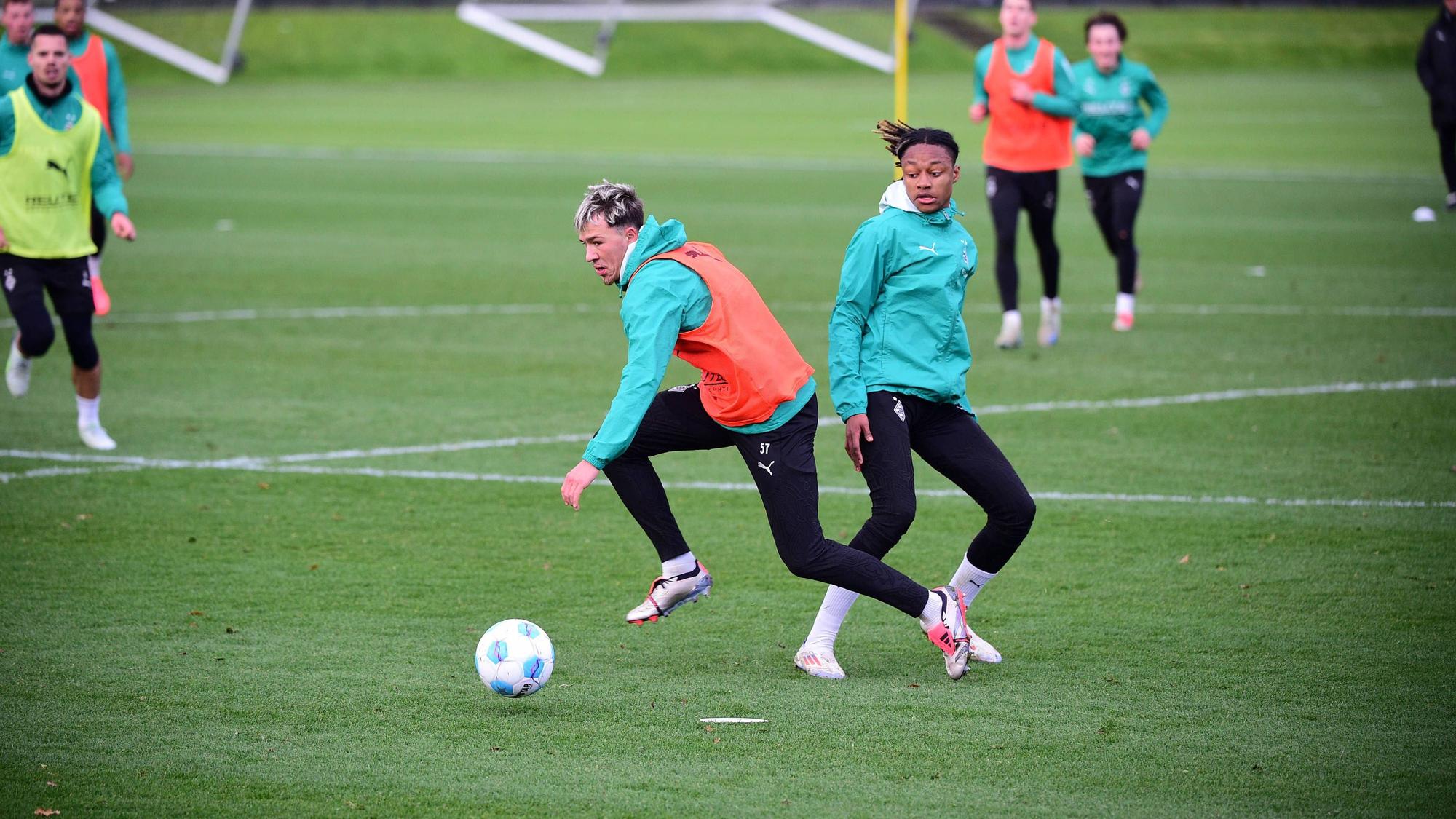 Yvandro Borges Sanches und Noah Pesch im Gladbach-Training.