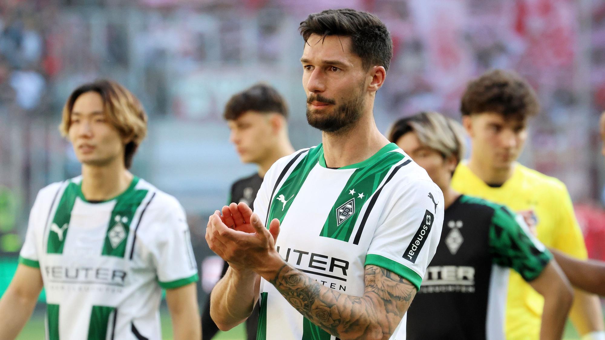 Tim Kleindienst klatscht vor der Kurve in die Hände.