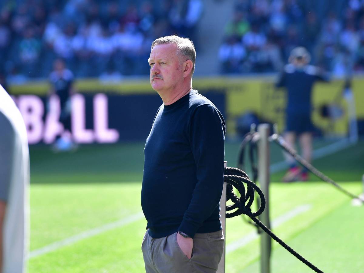 Roland Virkus an der Seitenlinie vor dem Spiel.