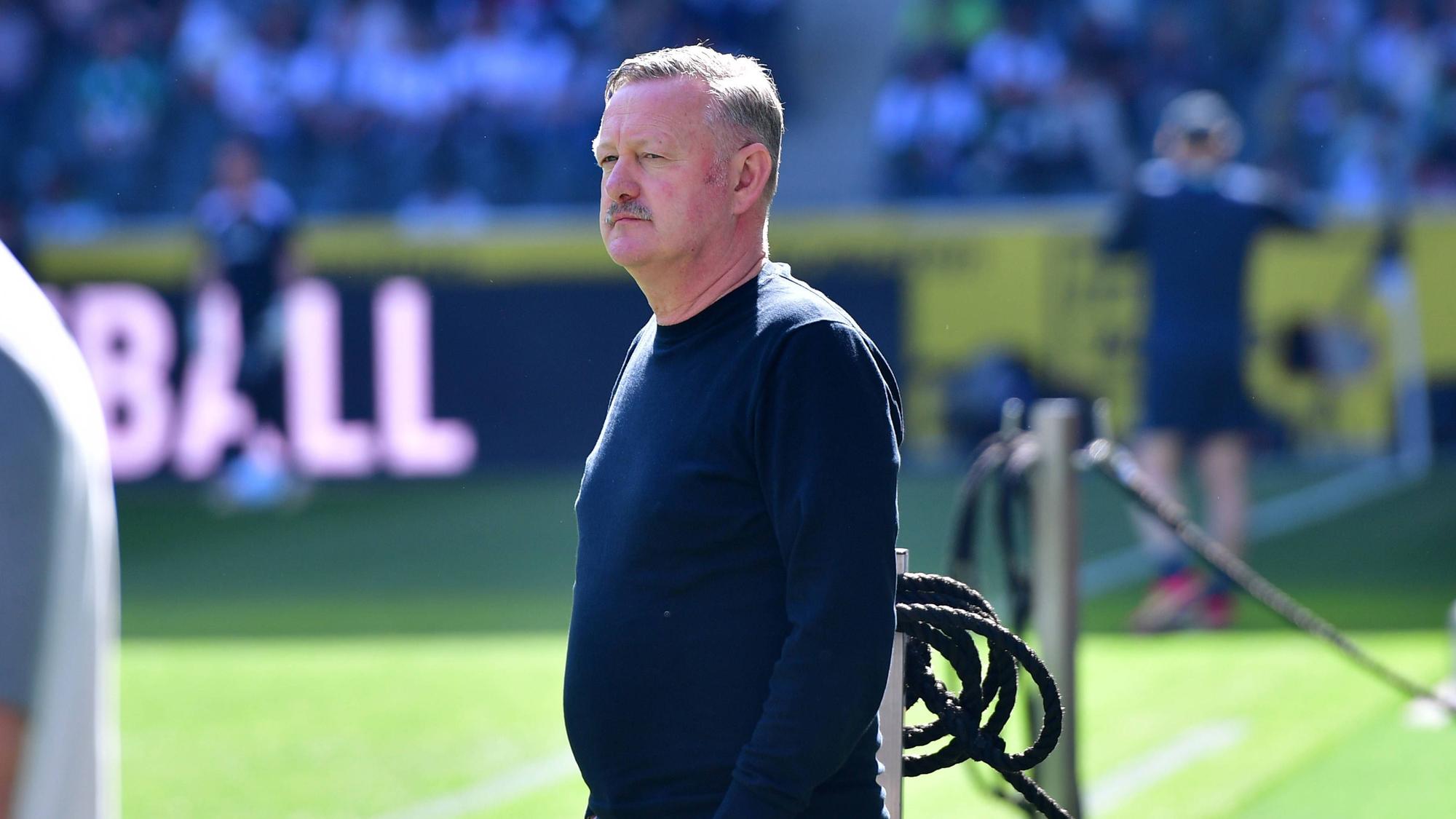 Roland Virkus an der Seitenlinie vor dem Spiel.