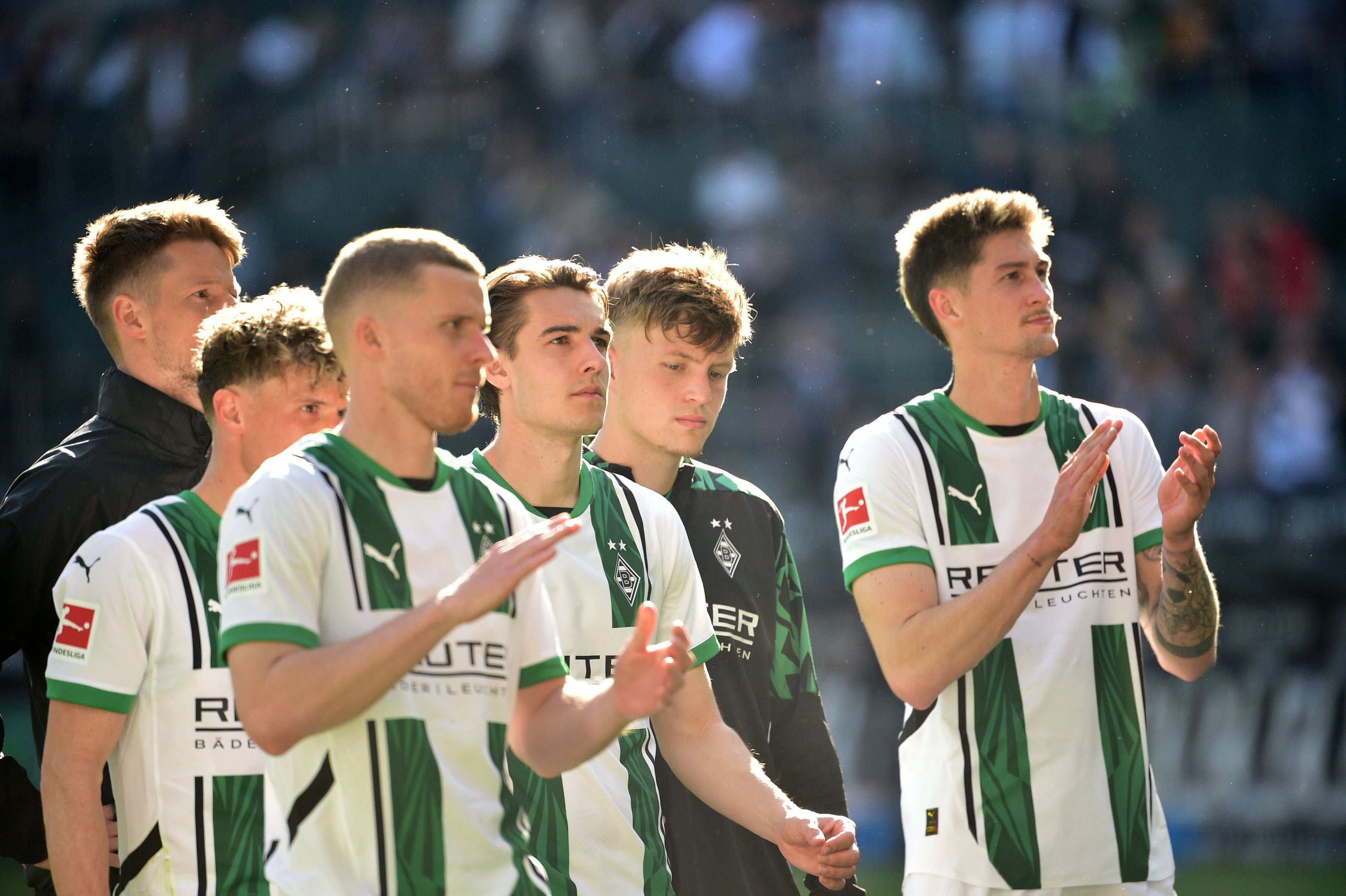Die Gladbach-Spieler applaudieren den eigenen Fans.
