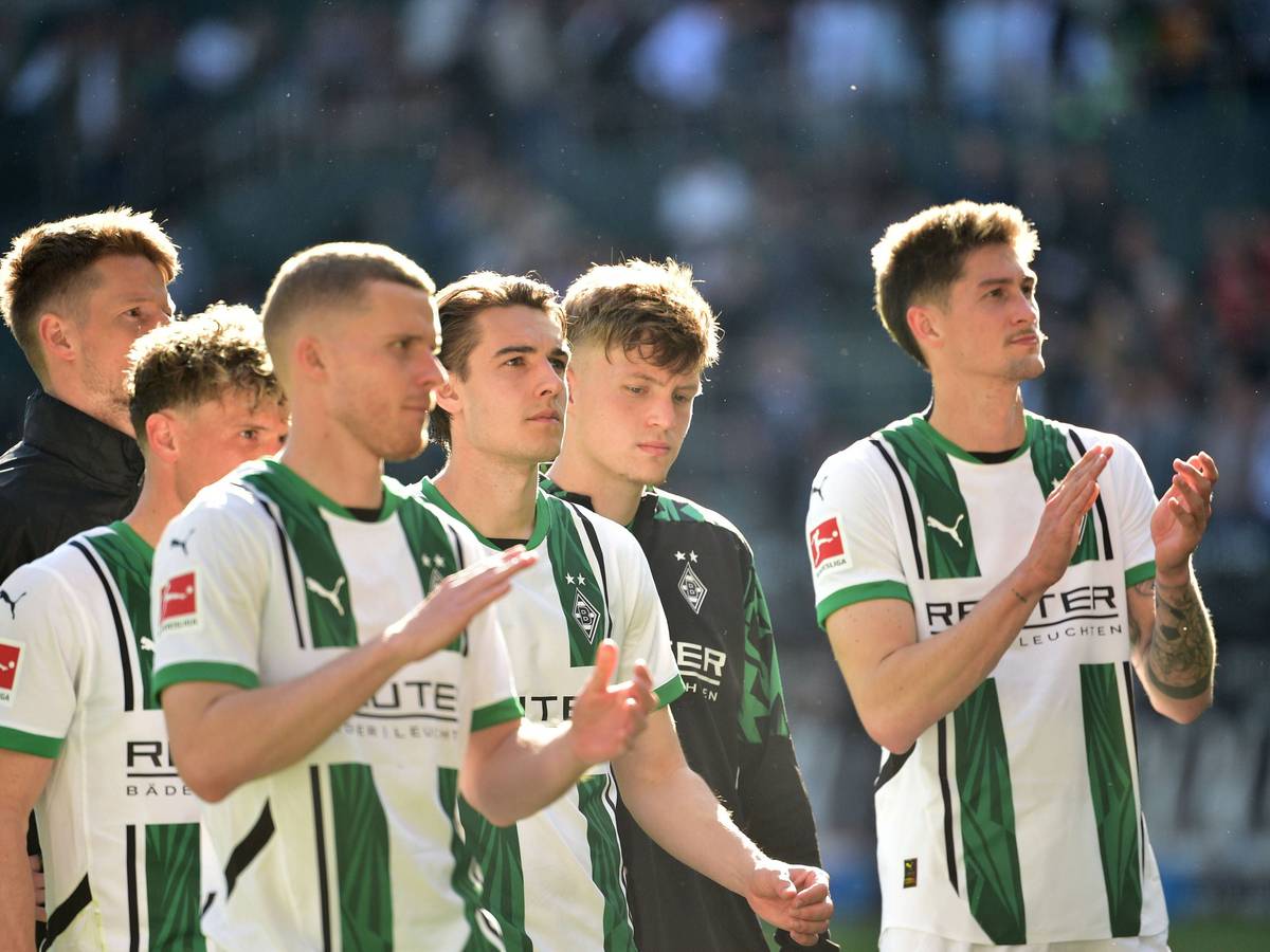 Die Gladbach-Spieler applaudieren den eigenen Fans.