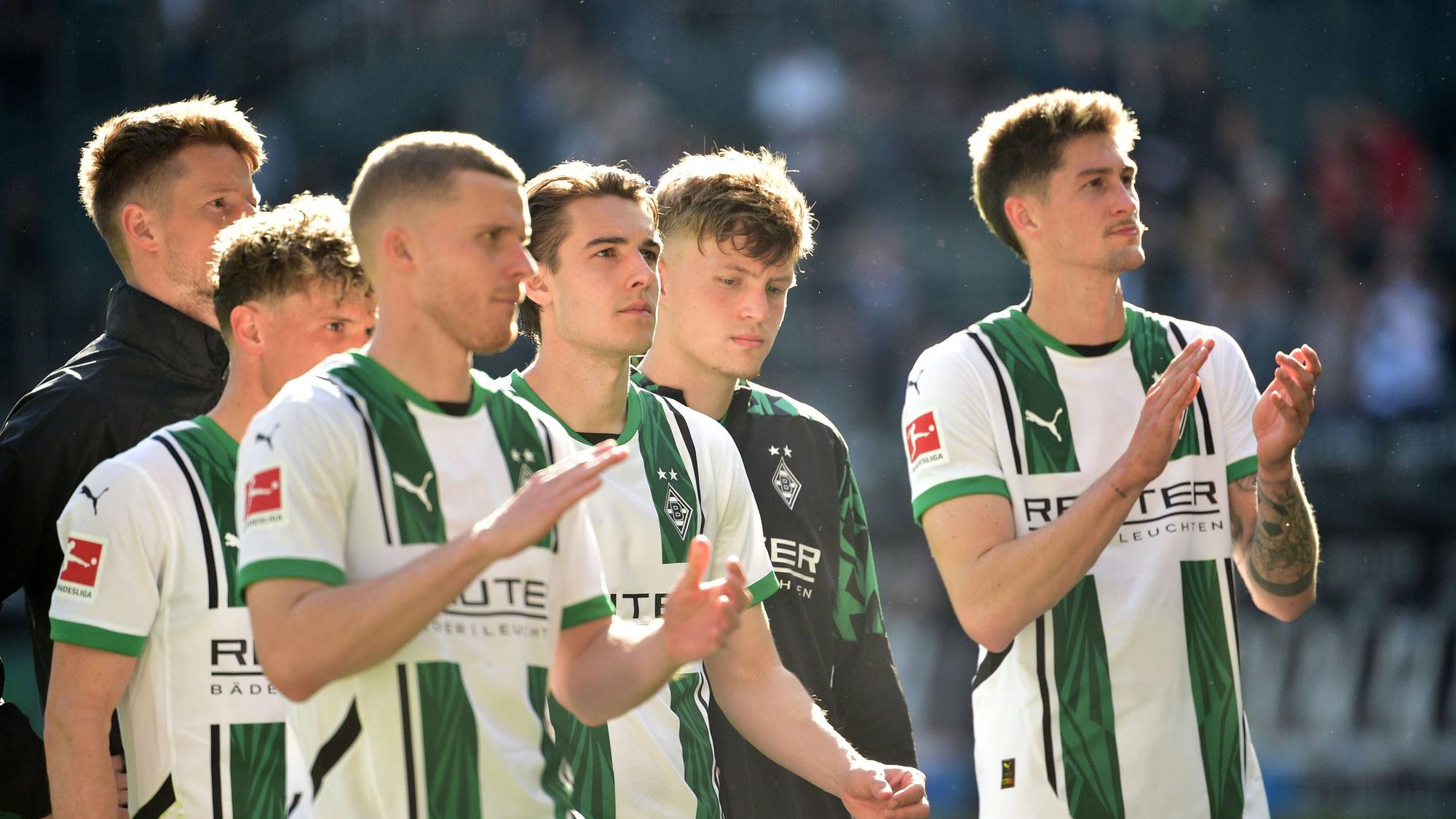 Die Gladbach-Spieler applaudieren den eigenen Fans.