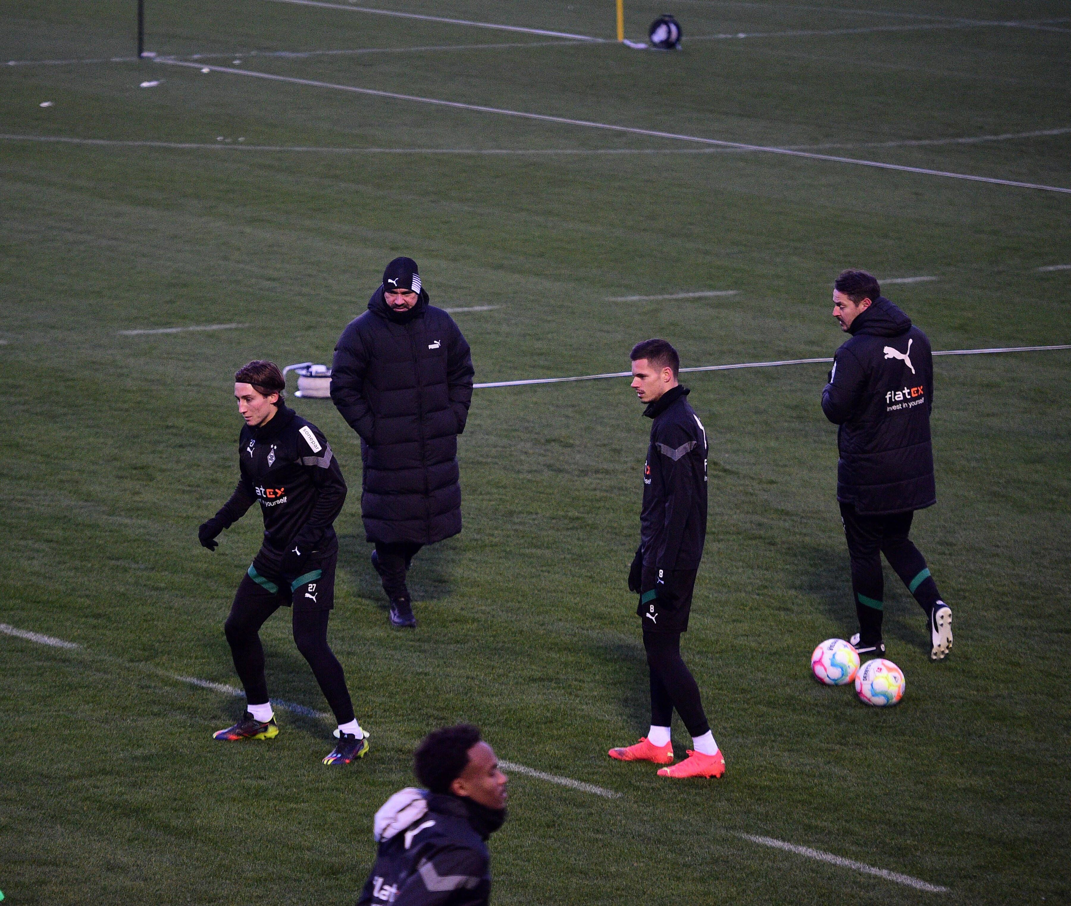 Daniel Farke schaut den Gladbach-Spielern beim Training zu.