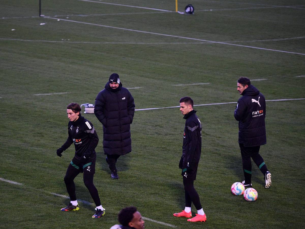 Daniel Farke schaut den Gladbach-Spielern beim Training zu.