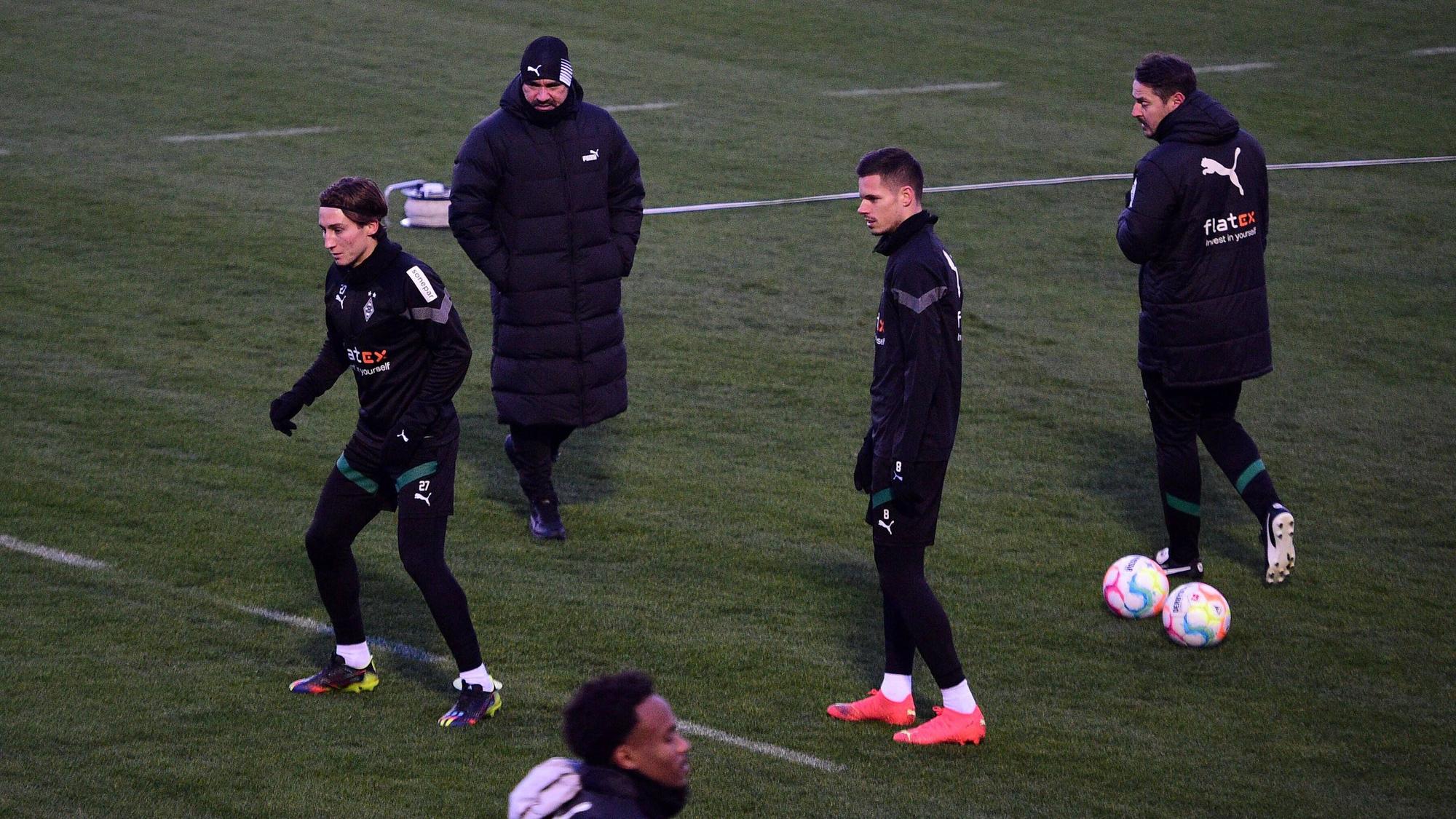 Daniel Farke schaut den Gladbach-Spielern beim Training zu.