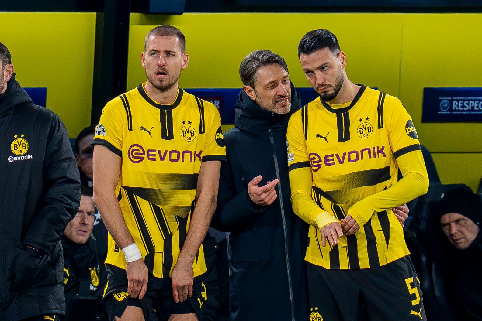 Nico Kovac redet vor einer Einwechslung auf Ramy Bensebaini ein.