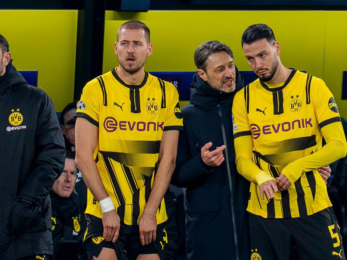 Nico Kovac redet vor einer Einwechslung auf Ramy Bensebaini ein.