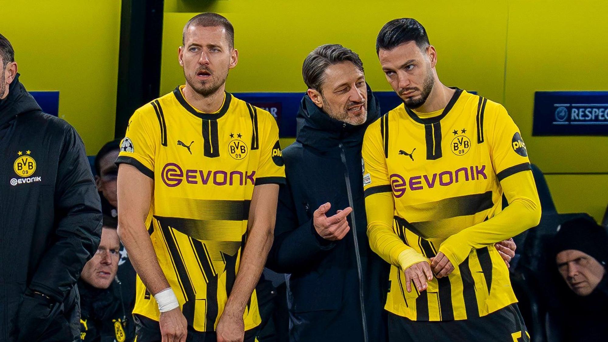 Nico Kovac redet vor einer Einwechslung auf Ramy Bensebaini ein.