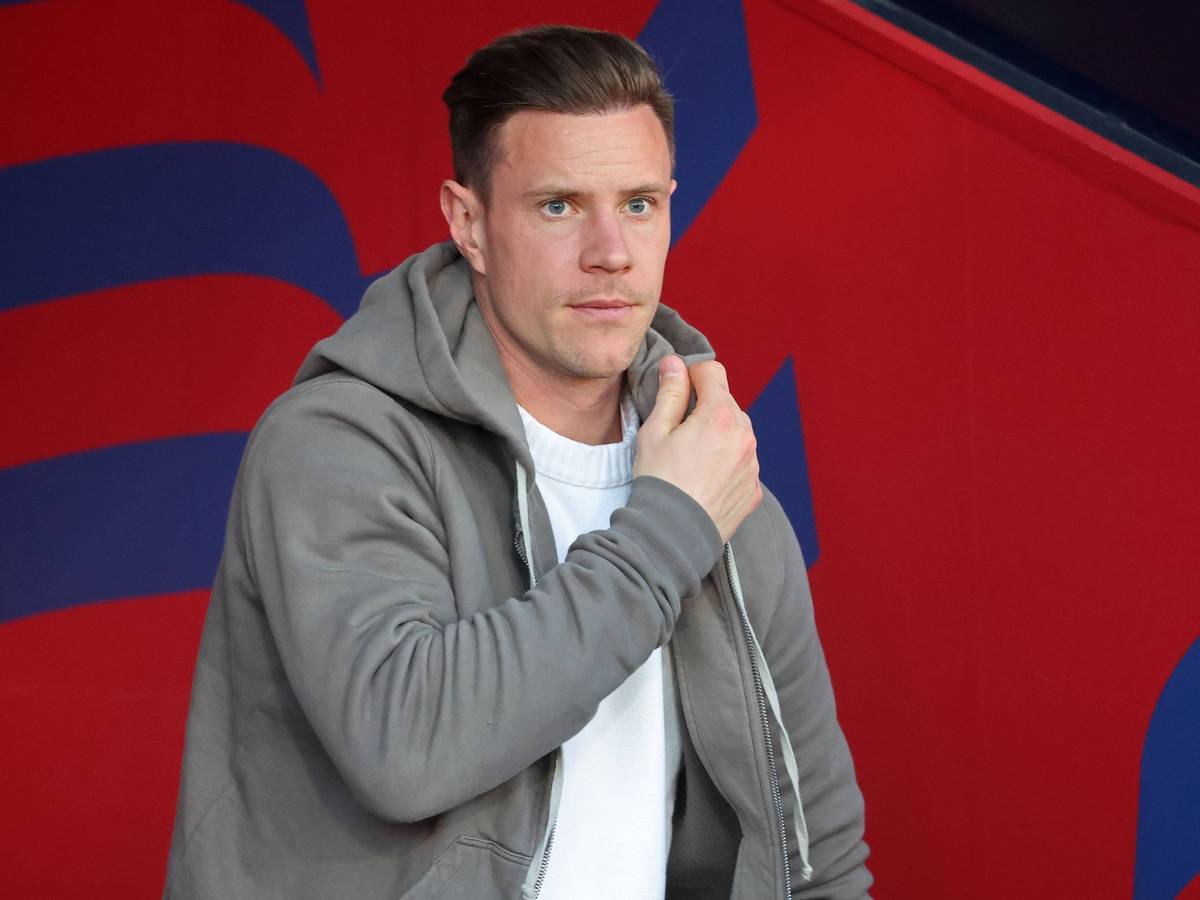 Marc-André ter Stegen steht im Spielertunnel in Freizeitkleidung.
