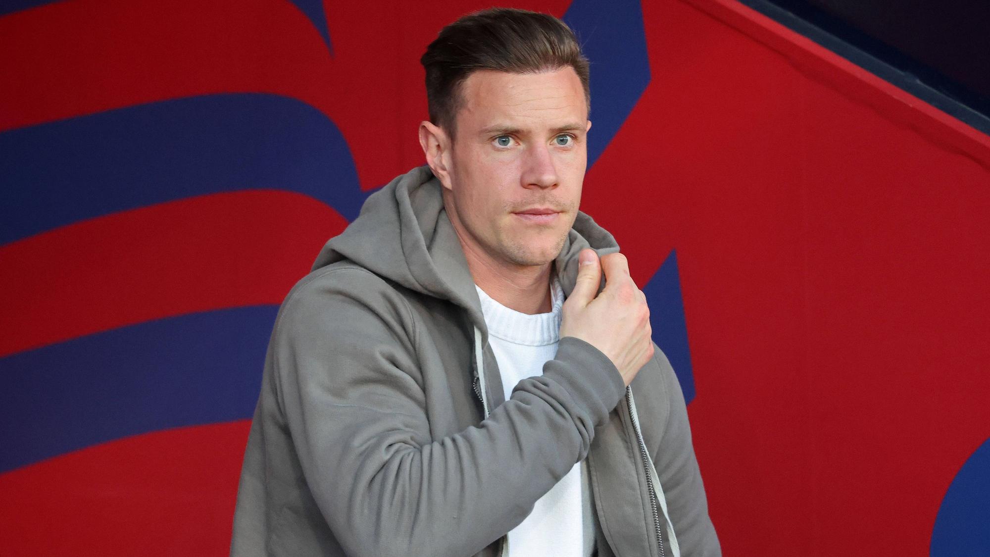Marc-André ter Stegen steht im Spielertunnel in Freizeitkleidung.
