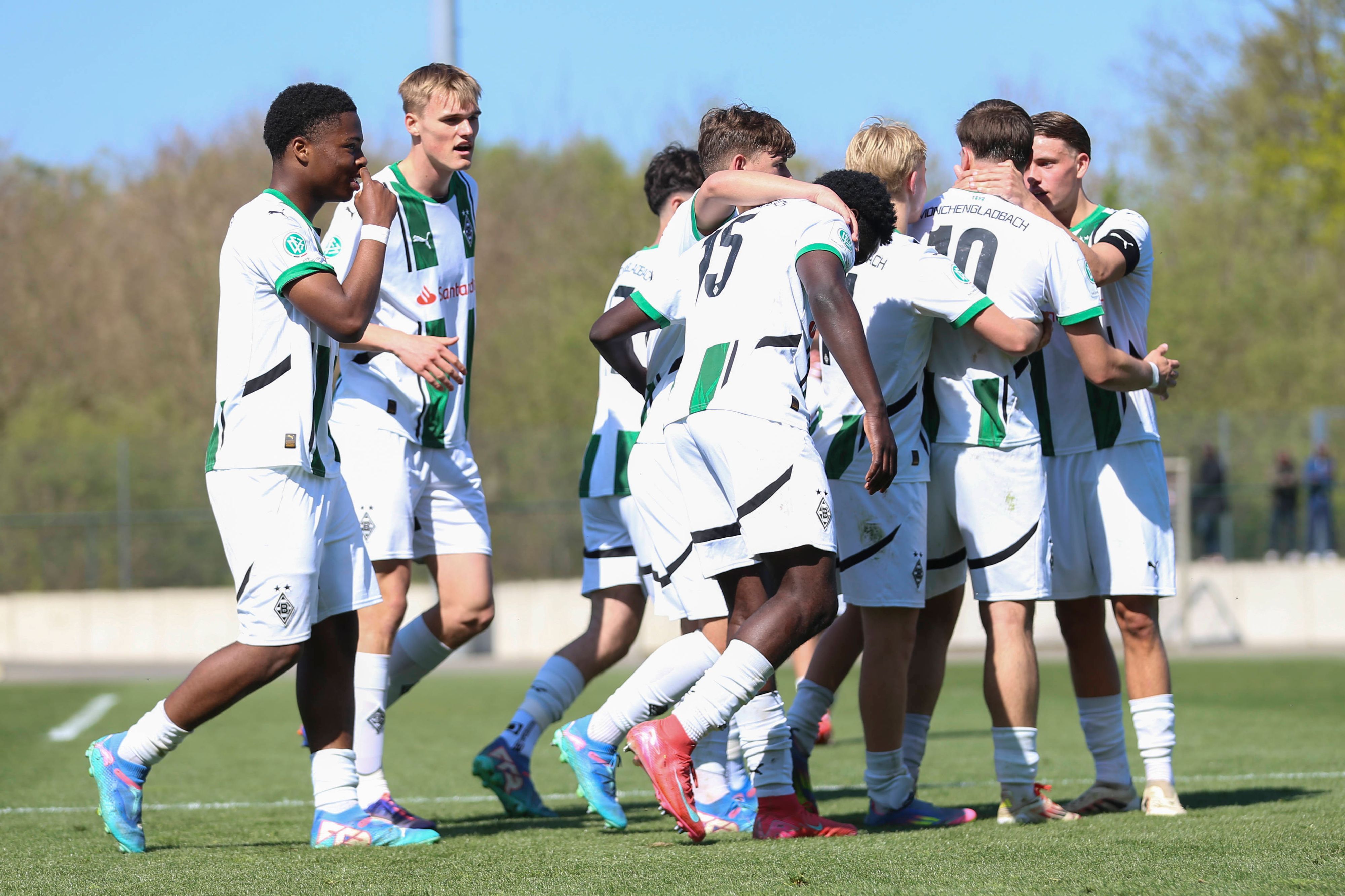 Die U19-Spieler von Gladbach bilden eine Jubeltraube.