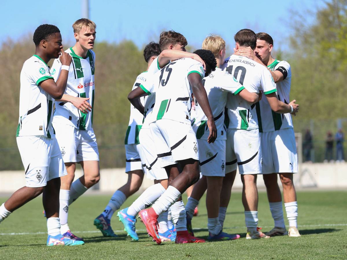 Die U19-Spieler von Gladbach bilden eine Jubeltraube.