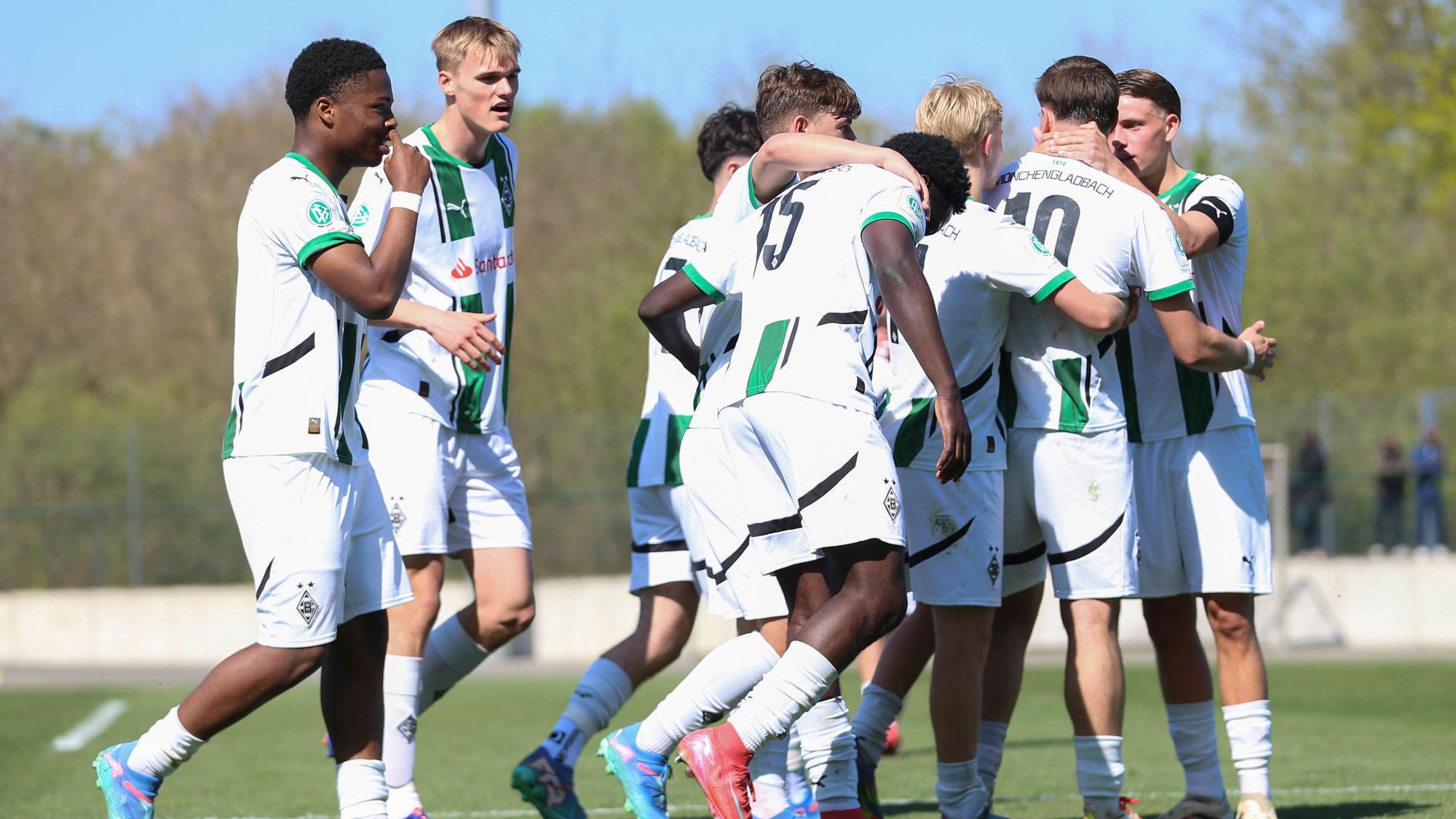 Die U19-Spieler von Gladbach bilden eine Jubeltraube.
