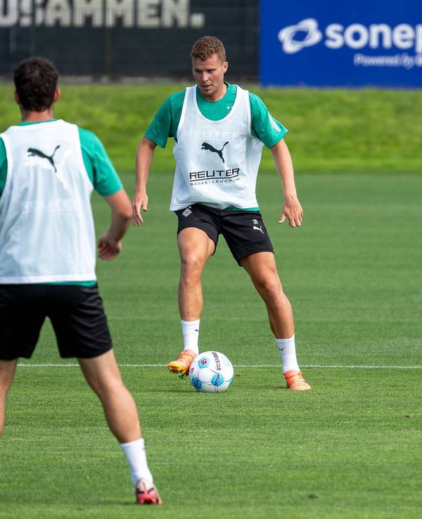 Nico Elvedi im Training am Ball, hinter ihm Franck Honorat.