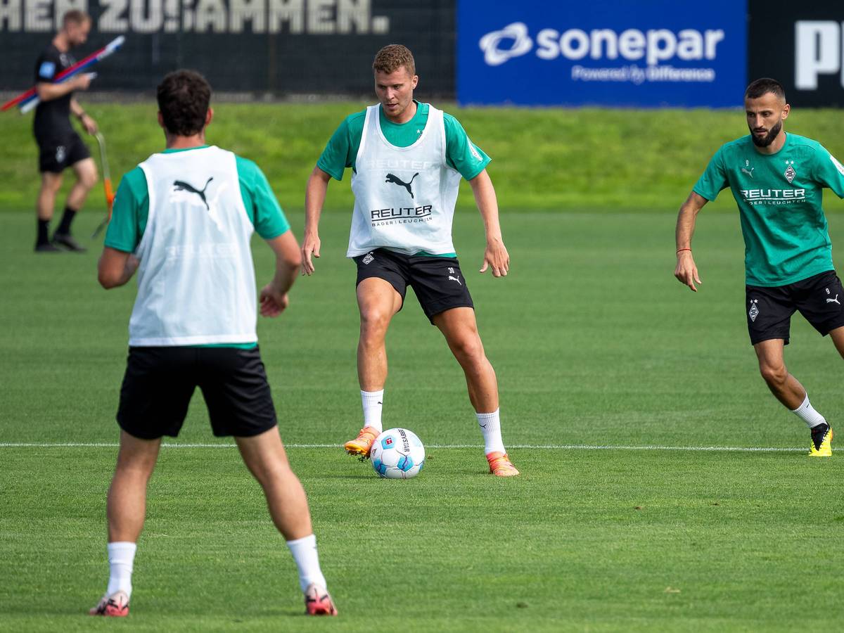 Nico Elvedi im Training am Ball, hinter ihm Franck Honorat.