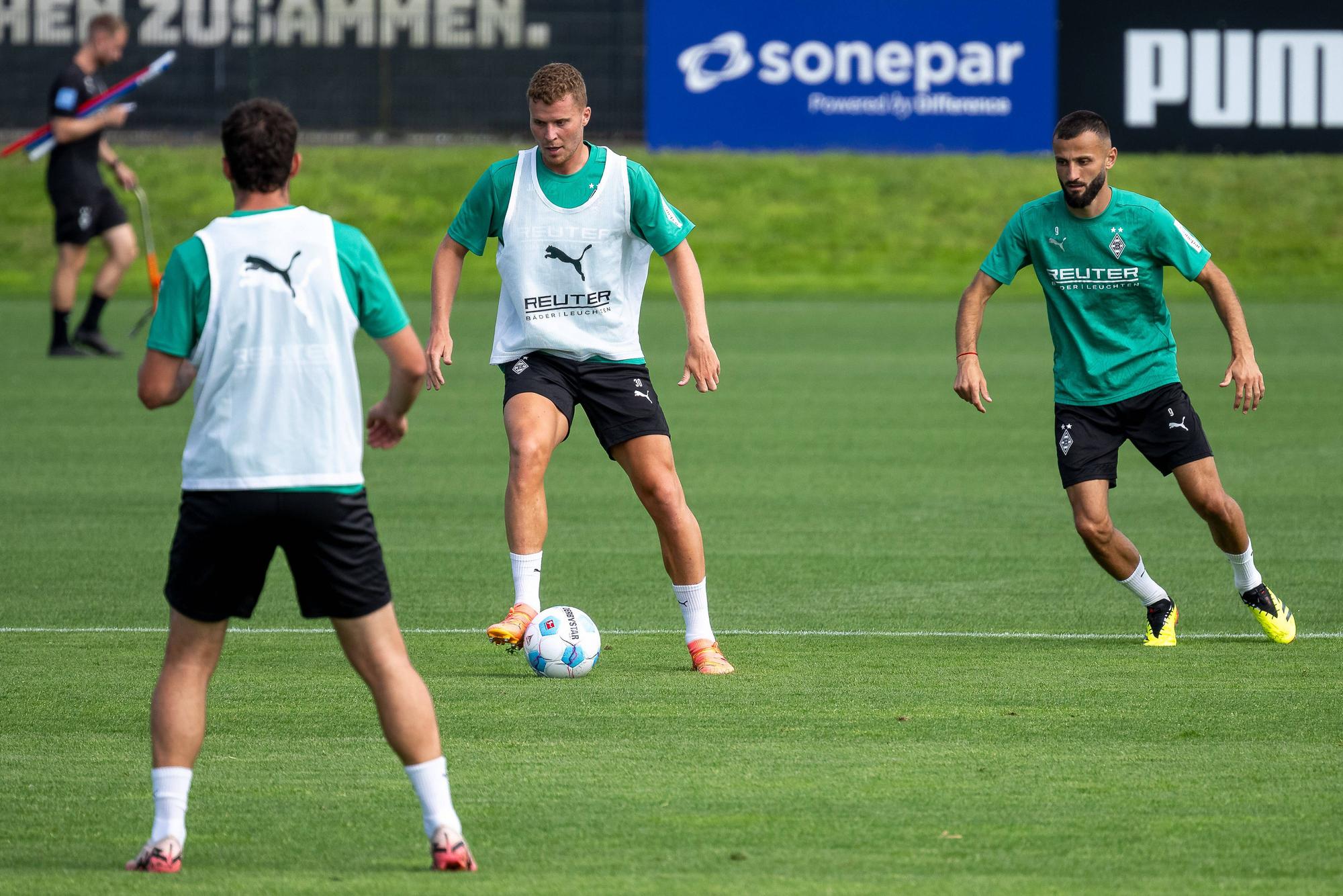 Nico Elvedi im Training am Ball, hinter ihm Franck Honorat.