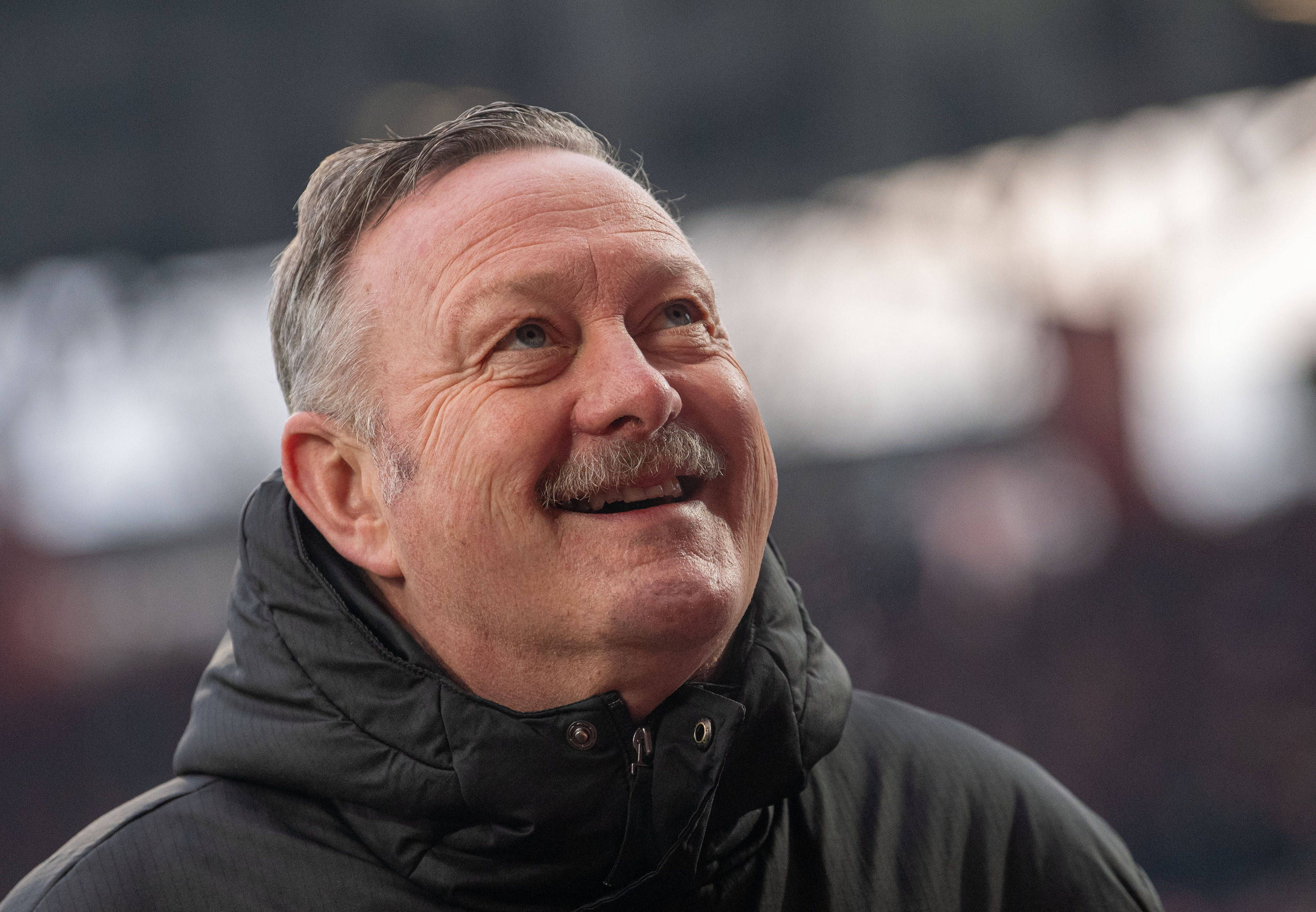 Roland Virkus lächelt bei einem Spiel von Borussia Mönchengladbach.