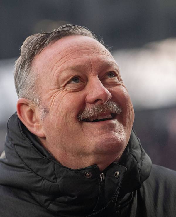 Roland Virkus lächelt bei einem Spiel von Borussia Mönchengladbach.