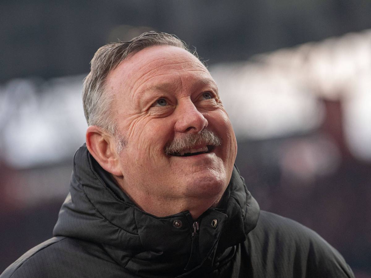 Roland Virkus lächelt bei einem Spiel von Borussia Mönchengladbach.