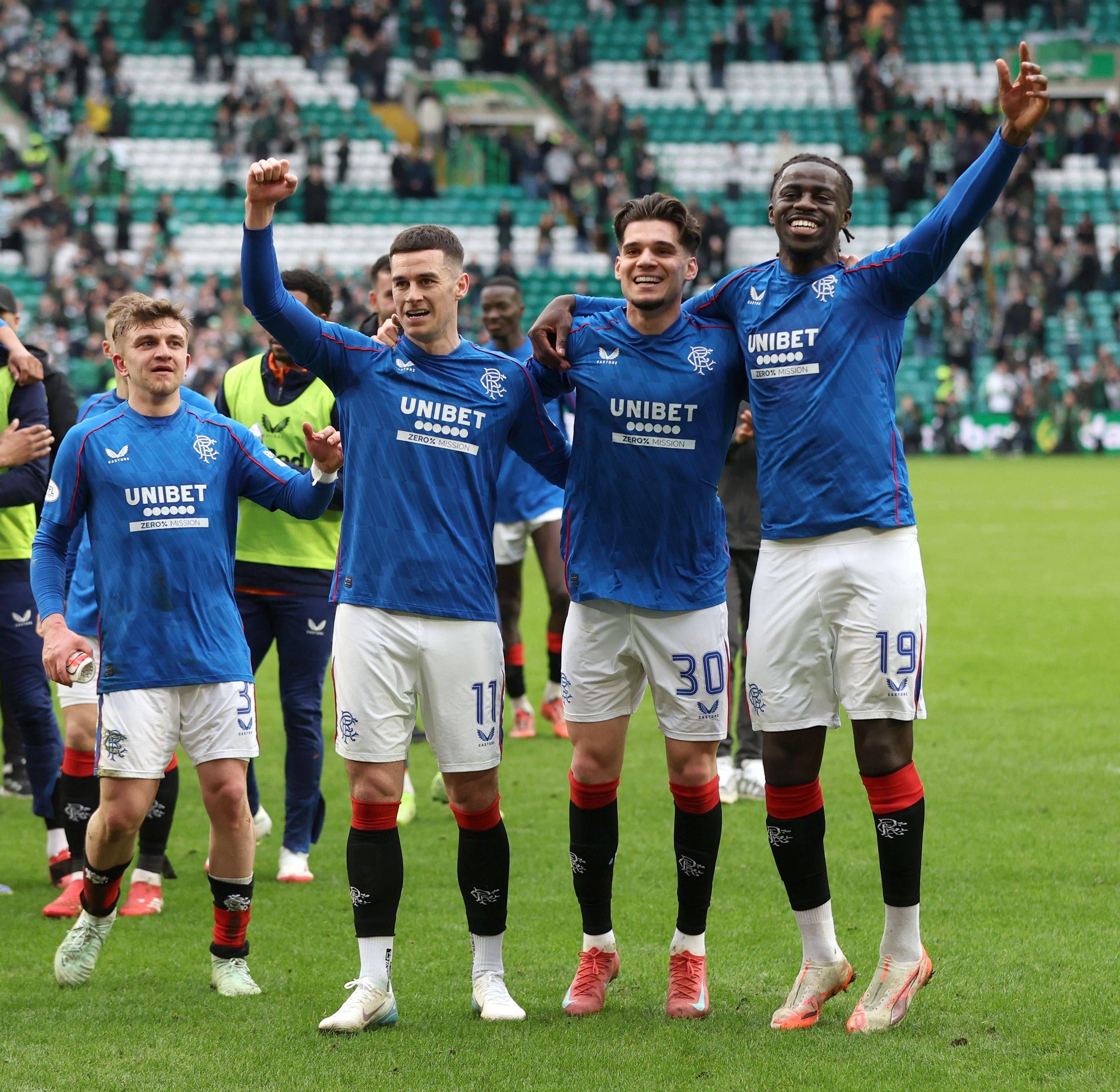 Spieler der Glasgow Rangers jubeln über einen Sieg.