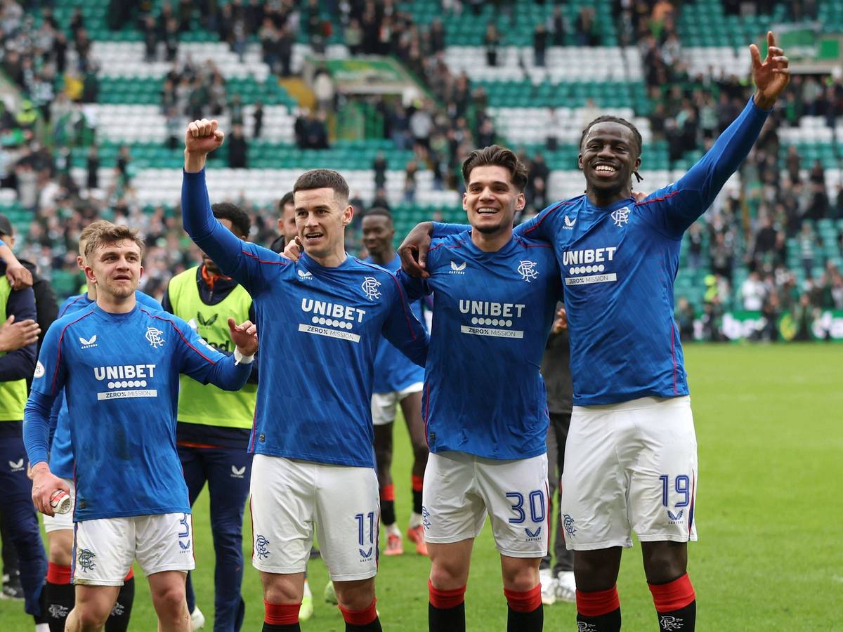Spieler der Glasgow Rangers jubeln über einen Sieg.