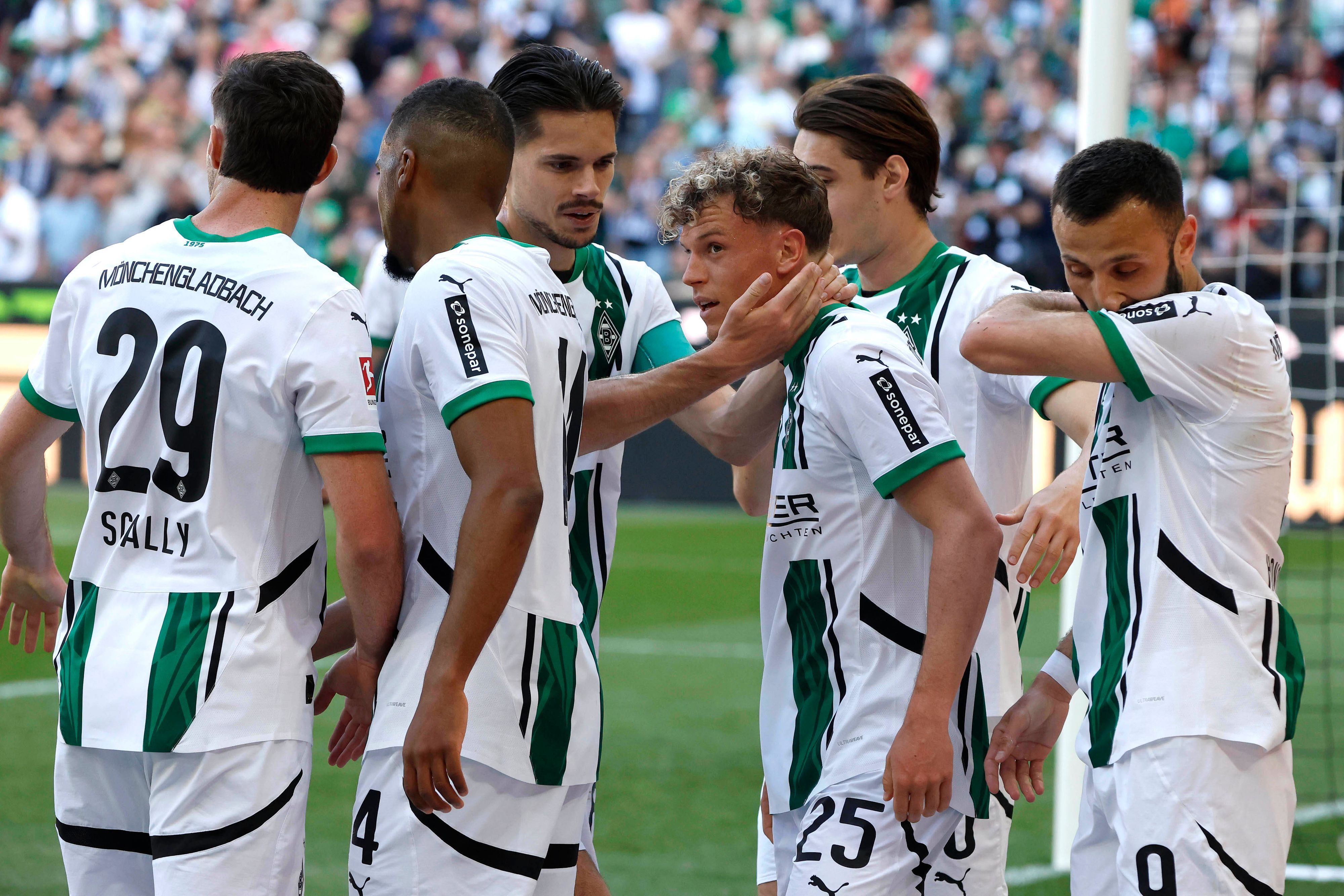 Spieler von Borussia Mönchengladbach bejubeln einen Treffer.