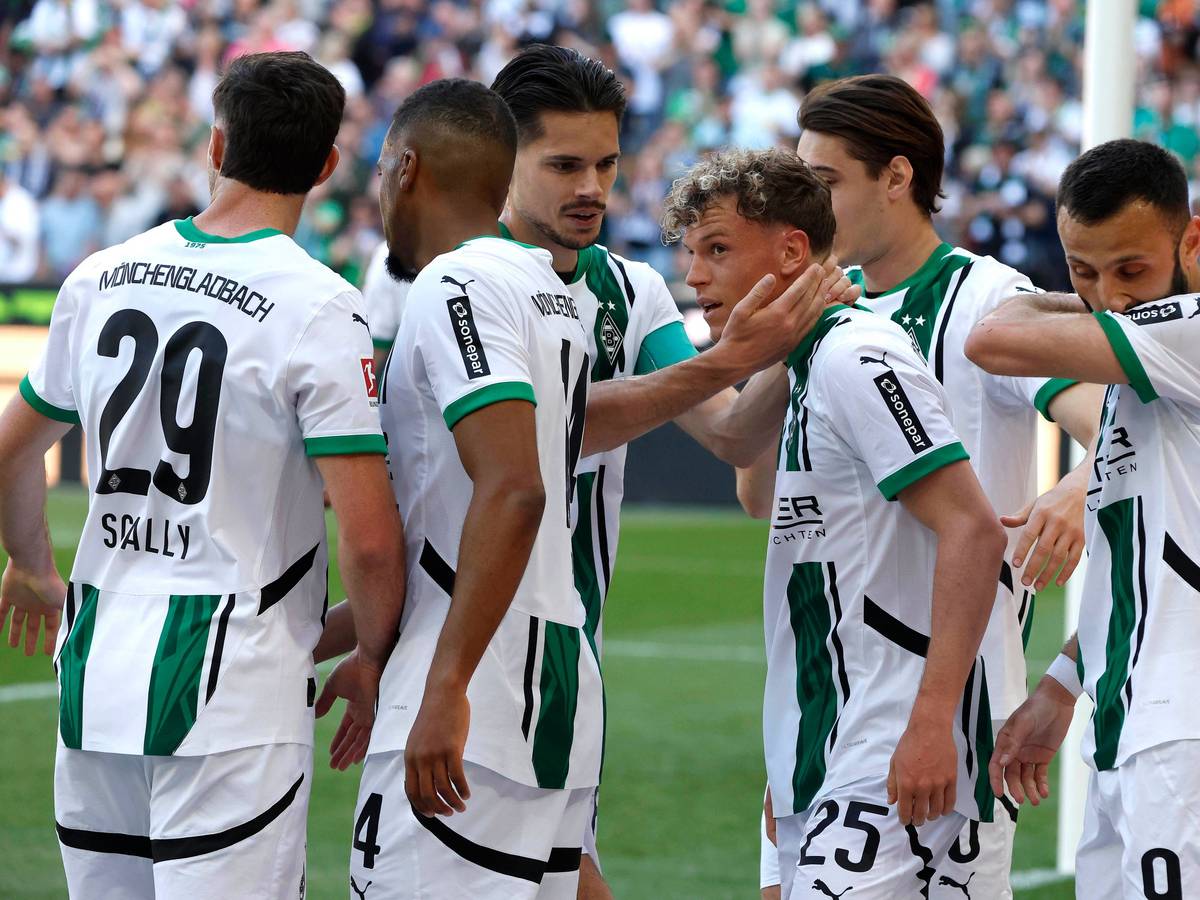 Spieler von Borussia Mönchengladbach bejubeln einen Treffer.