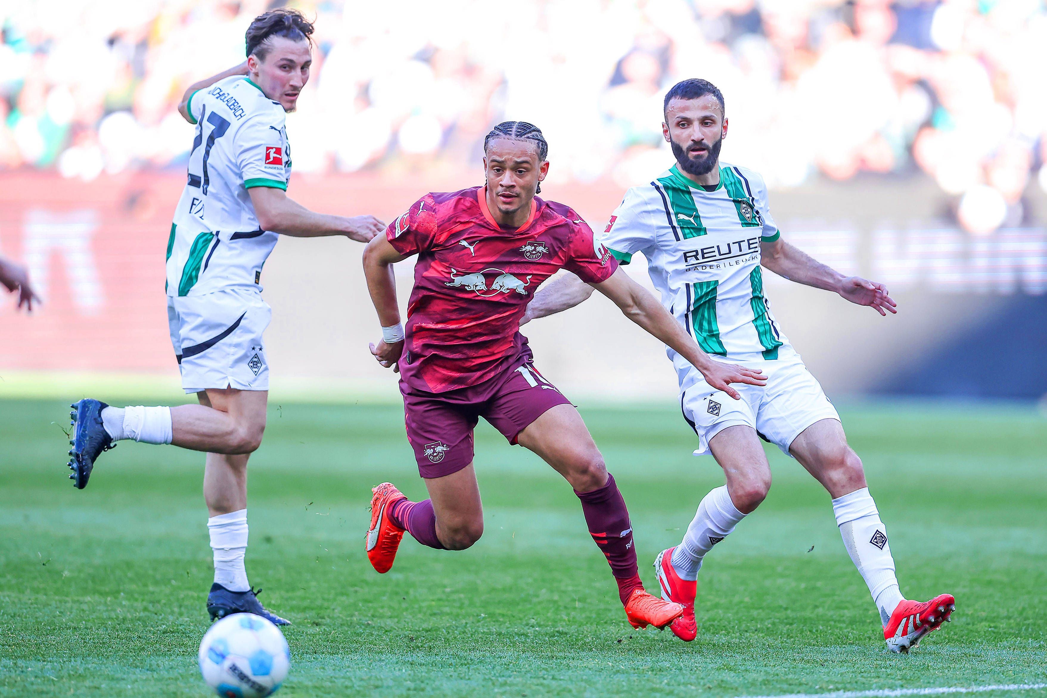 Von links nach rechts: Rocco Reitz, Xavi Simons und Franck Honorat kämpfen um den Ball.